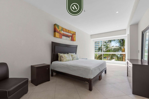 Oceanfront 2 BR Condo - Beach - Restaurant - Gym