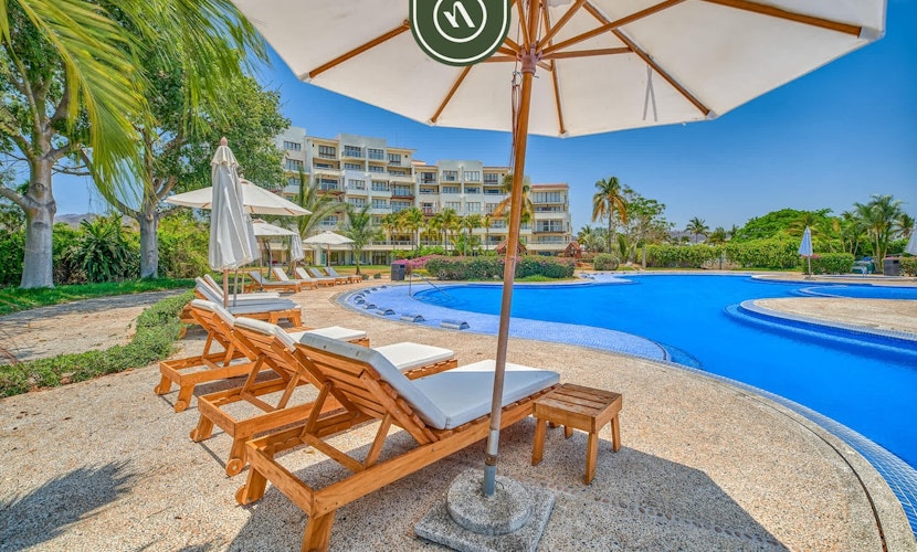 Oceanfront 3BR Condo with Beach Club - Pool