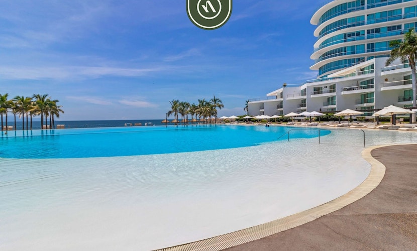 Oceanview 1 BR Condo with Private Beach - Pools