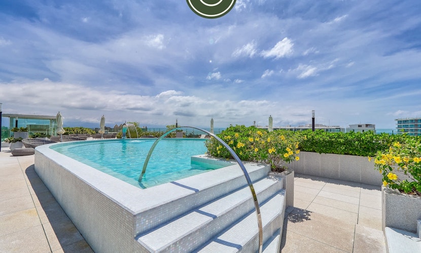 Luxury 3 BR Condo - Beach Access 1 Block Away