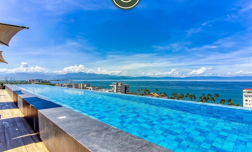 Centric 2BR Condo- Balcony - Rooftop Pool