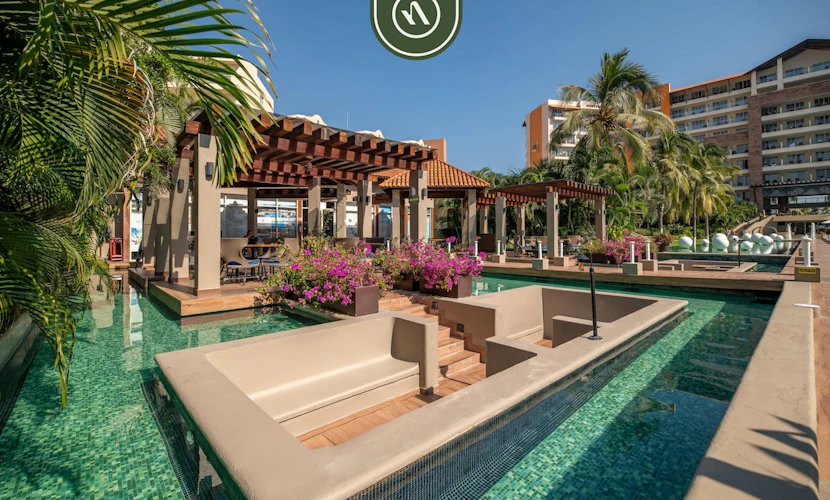 3BR Condo in the Krystal Grand Hotel - Beach