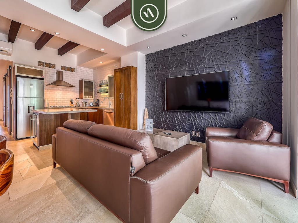 Luxury Romantic Zone Condo Rooftop Pool + Walk to Beach