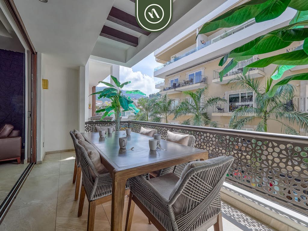 Luxury Romantic Zone Condo Rooftop Pool + Walk to Beach