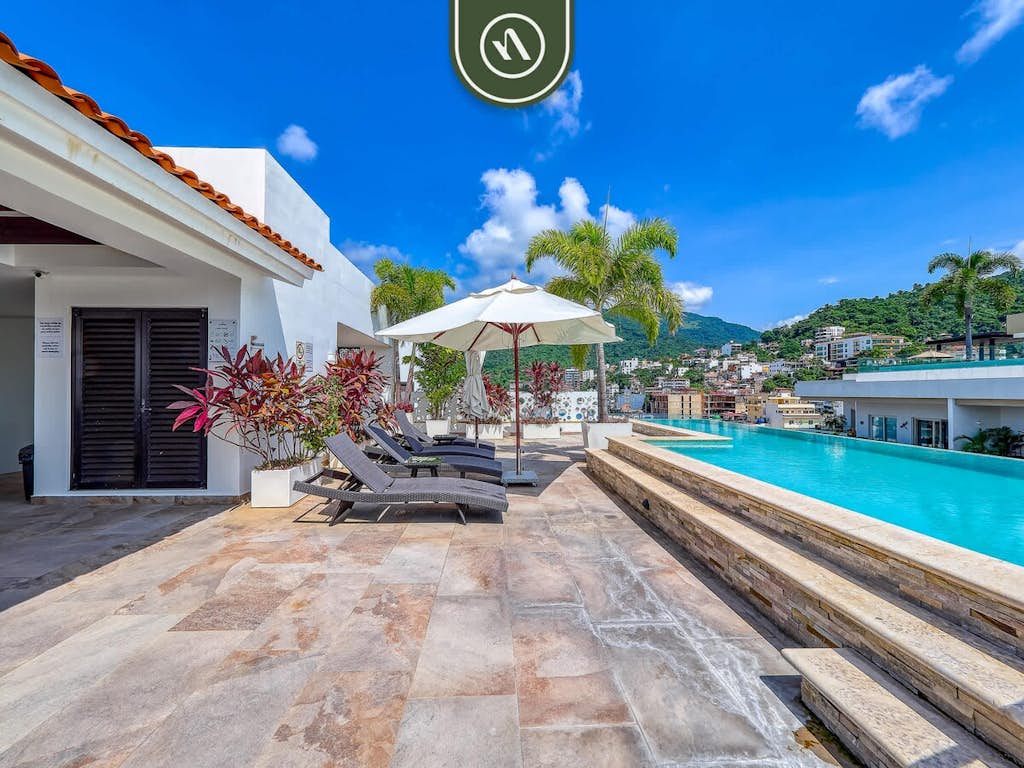 Luxury Romantic Zone Condo Rooftop Pool + Walk to Beach