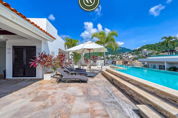 Luxury Romantic Zone Condo Rooftop Pool + Walk to Beach