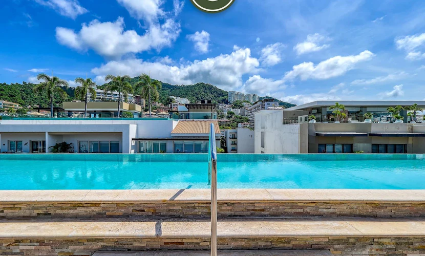 Luxury Romantic Zone Condo Rooftop Pool + Walk to Beach