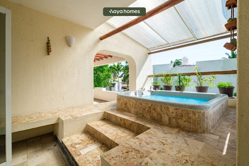 Spacious 5BR Acapulco condo with pool & spa access