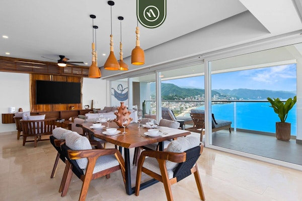 Luxury 4 BR Condo Amazing Views - Beach - Pools