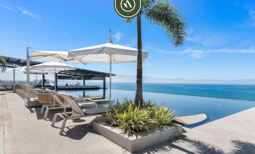 Luxury 2 BR Condo with Dream Pools - Beach - Art