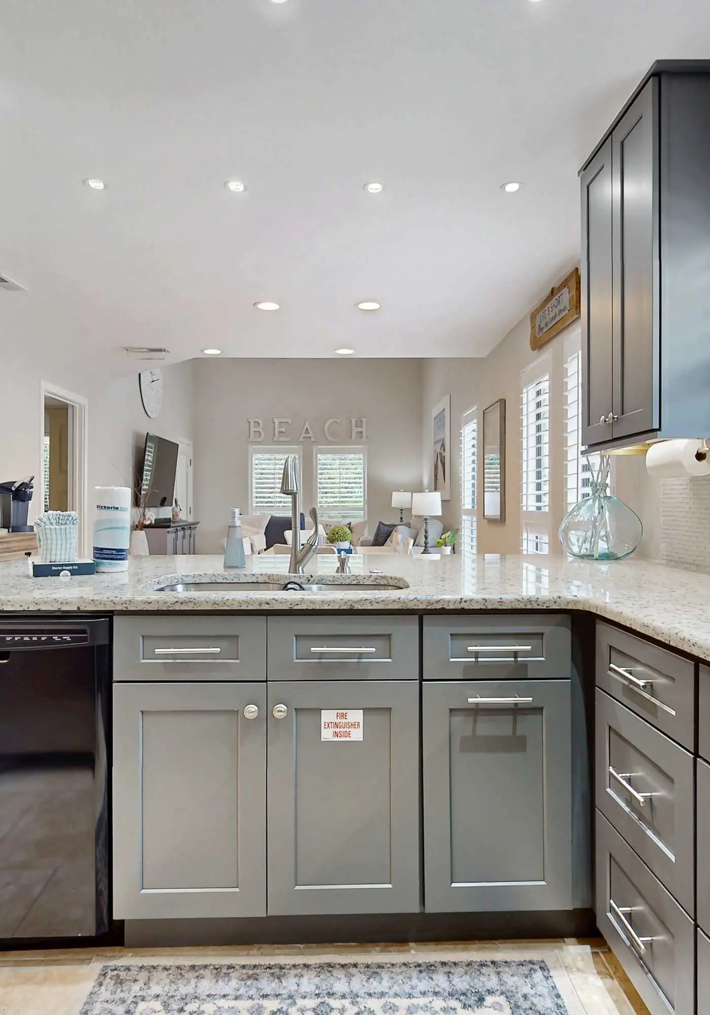 Private beach access, tennis retreat, 8 guests