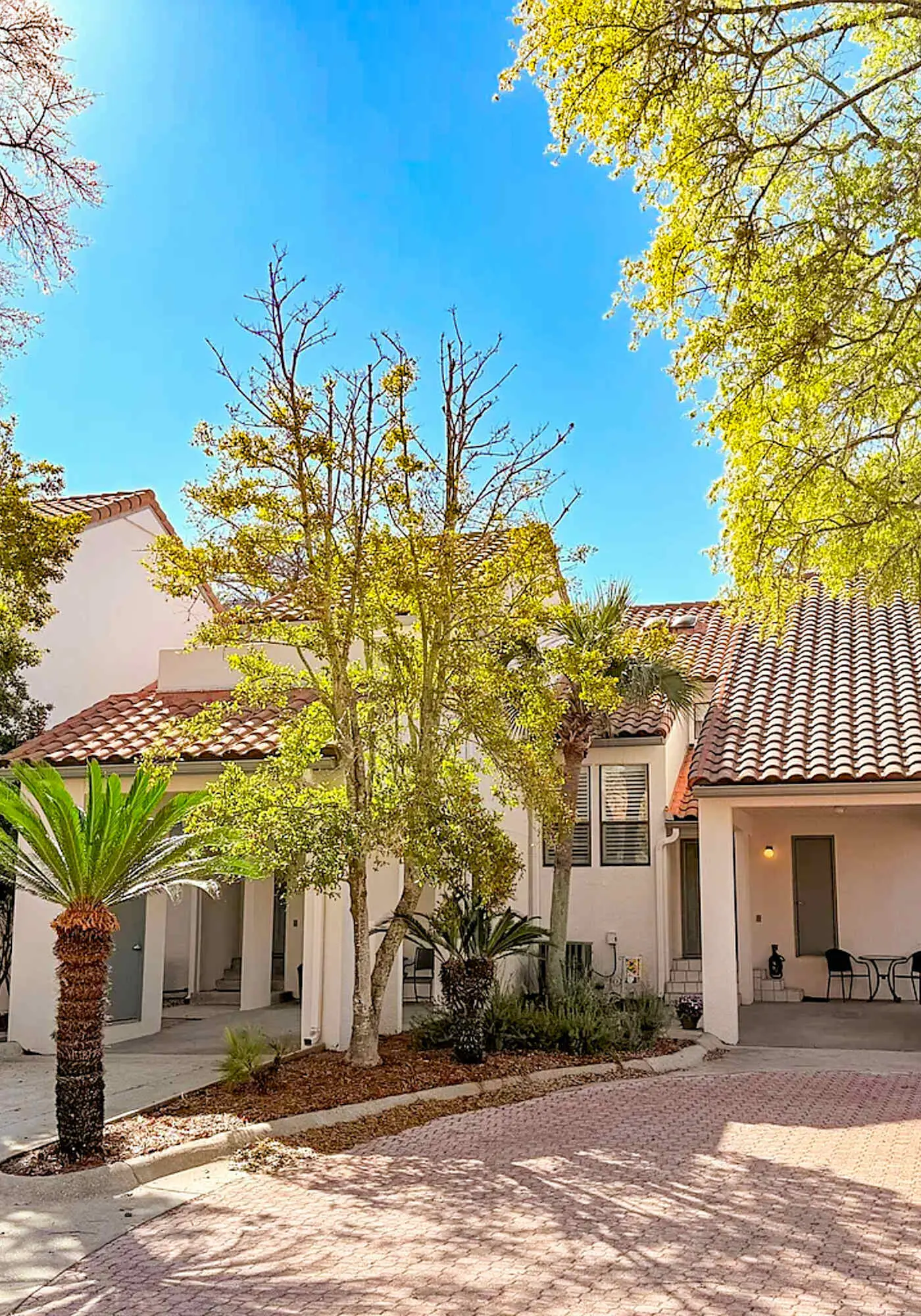 Private beach access, tennis retreat, 8 guests