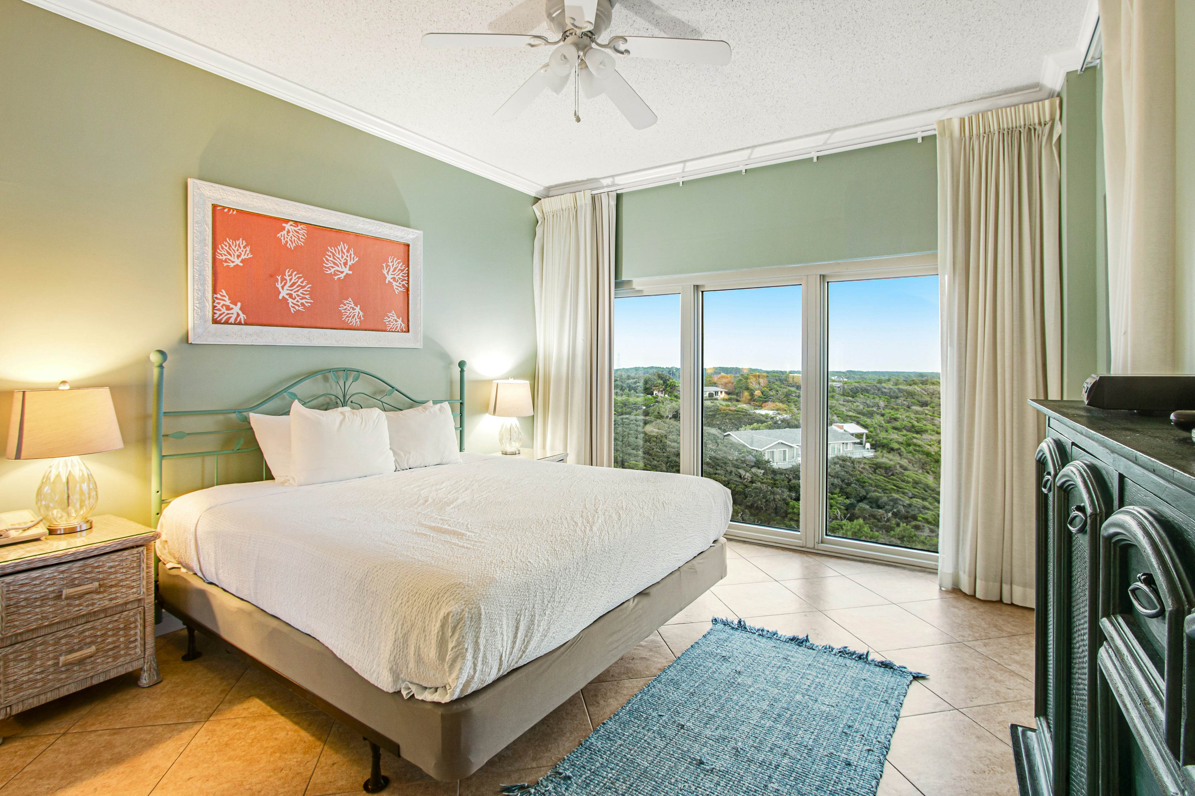 Beachfront Condo with Balcony Pool and Hot Tub