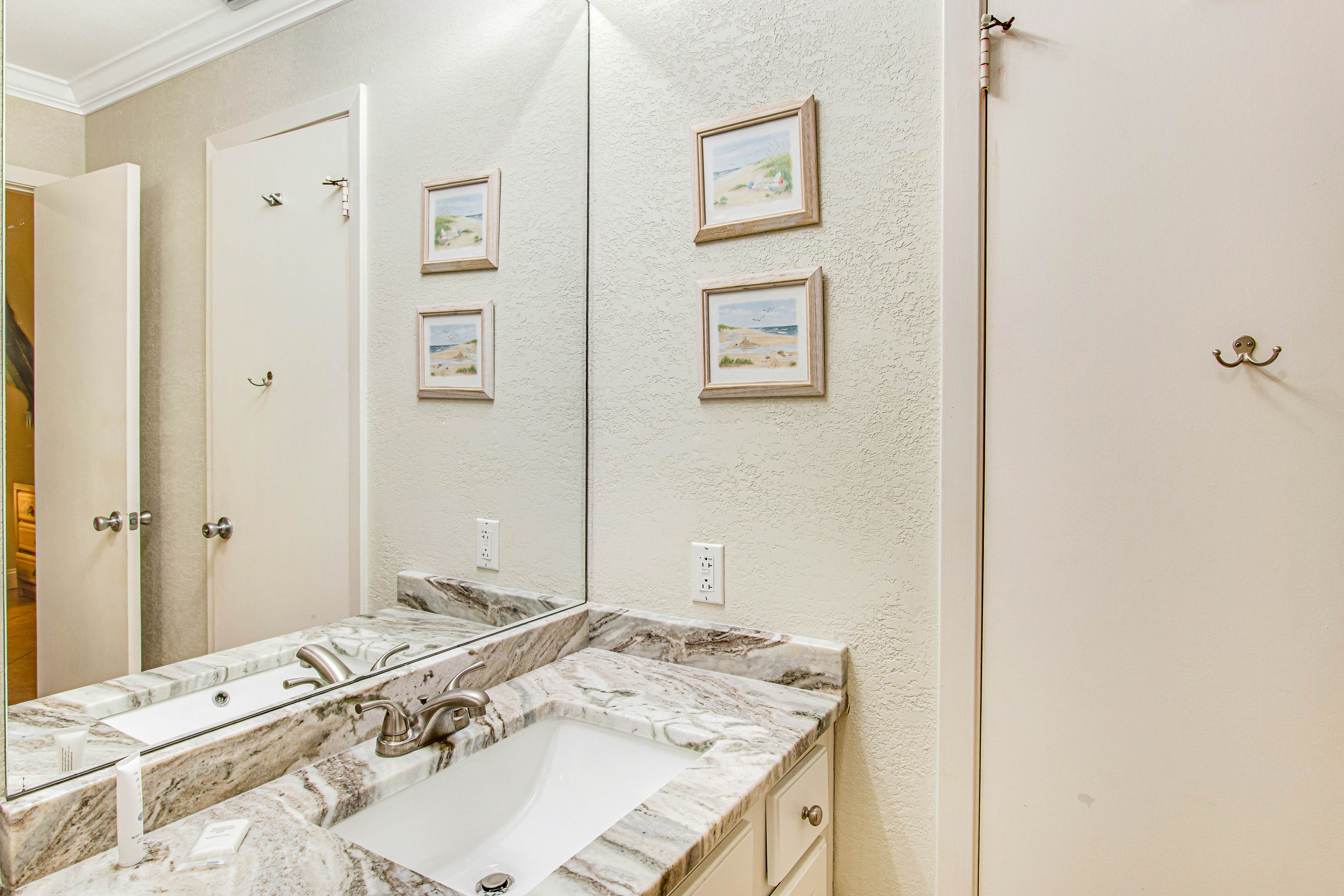 Beachfront Condo with Balcony Pool and Hot Tub