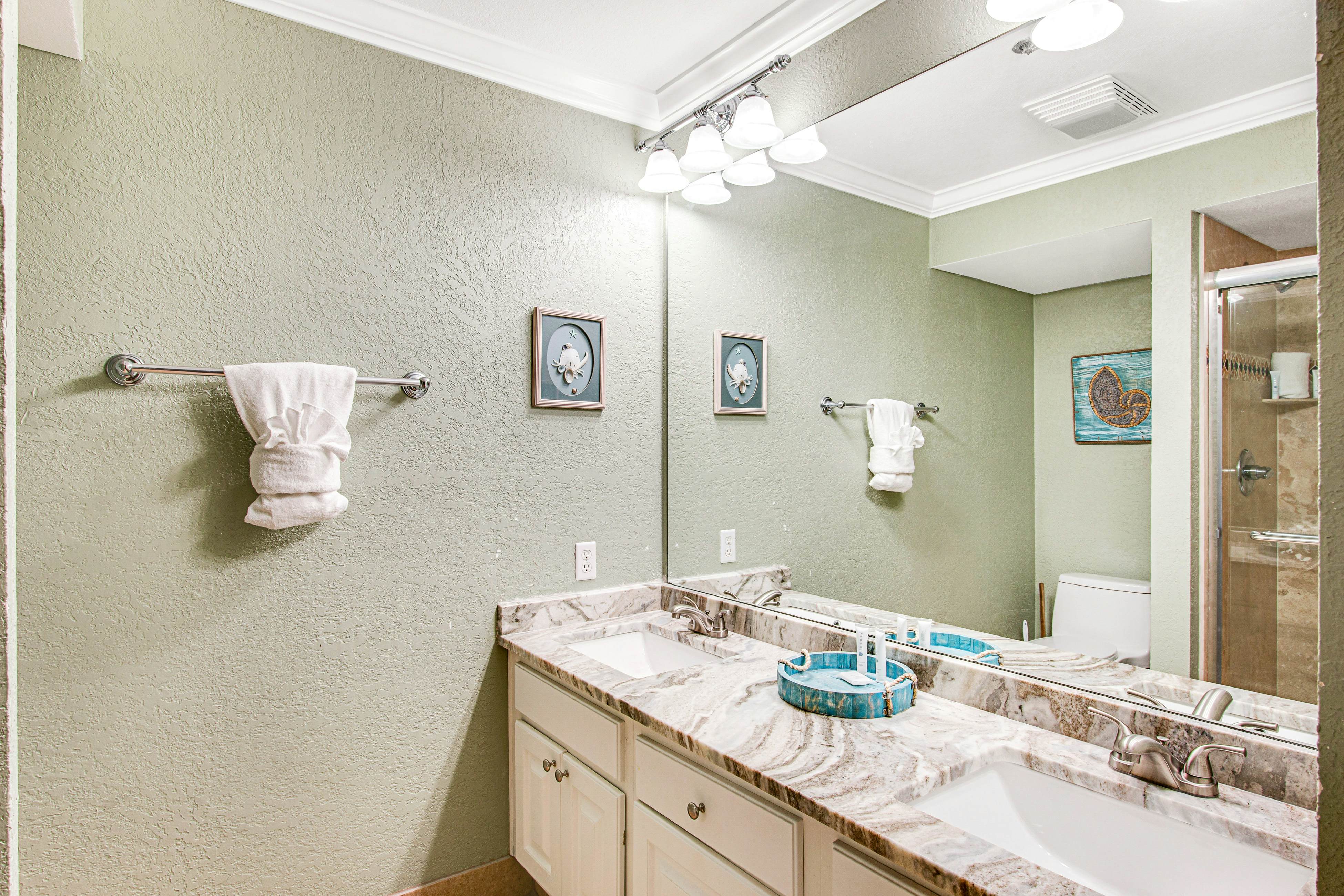 Beachfront Condo with Balcony Pool and Hot Tub