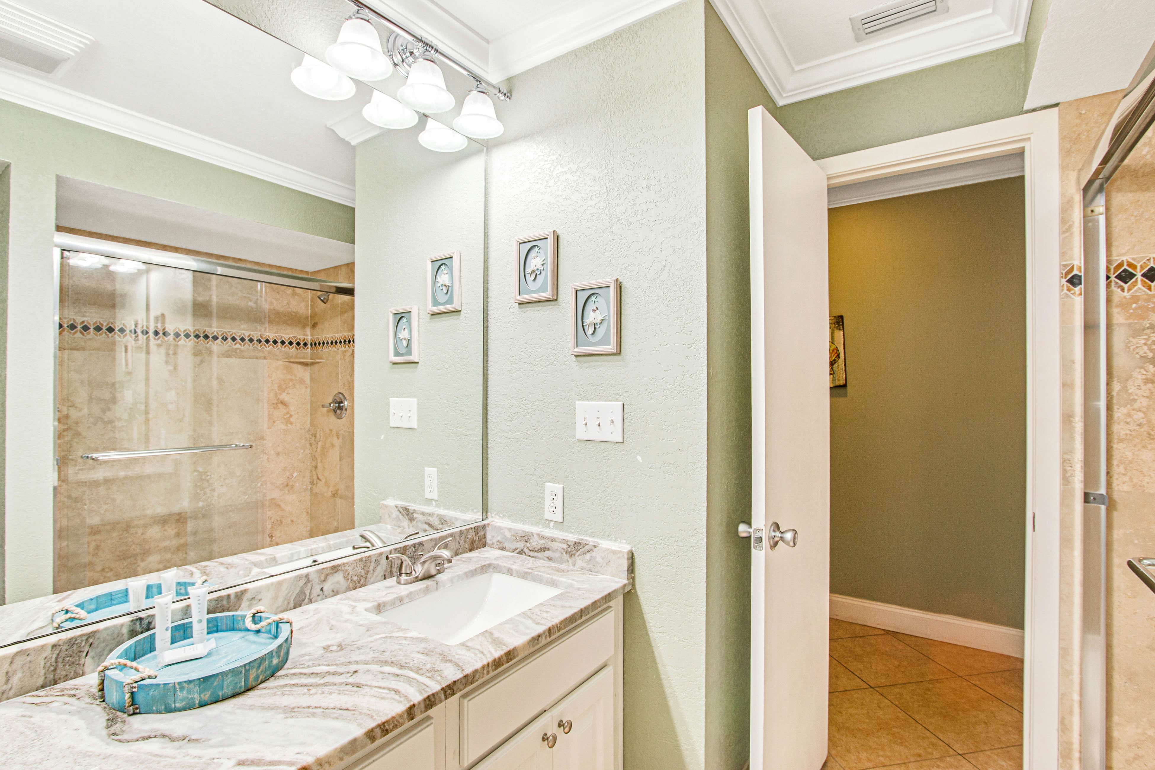 Beachfront Condo with Balcony Pool and Hot Tub