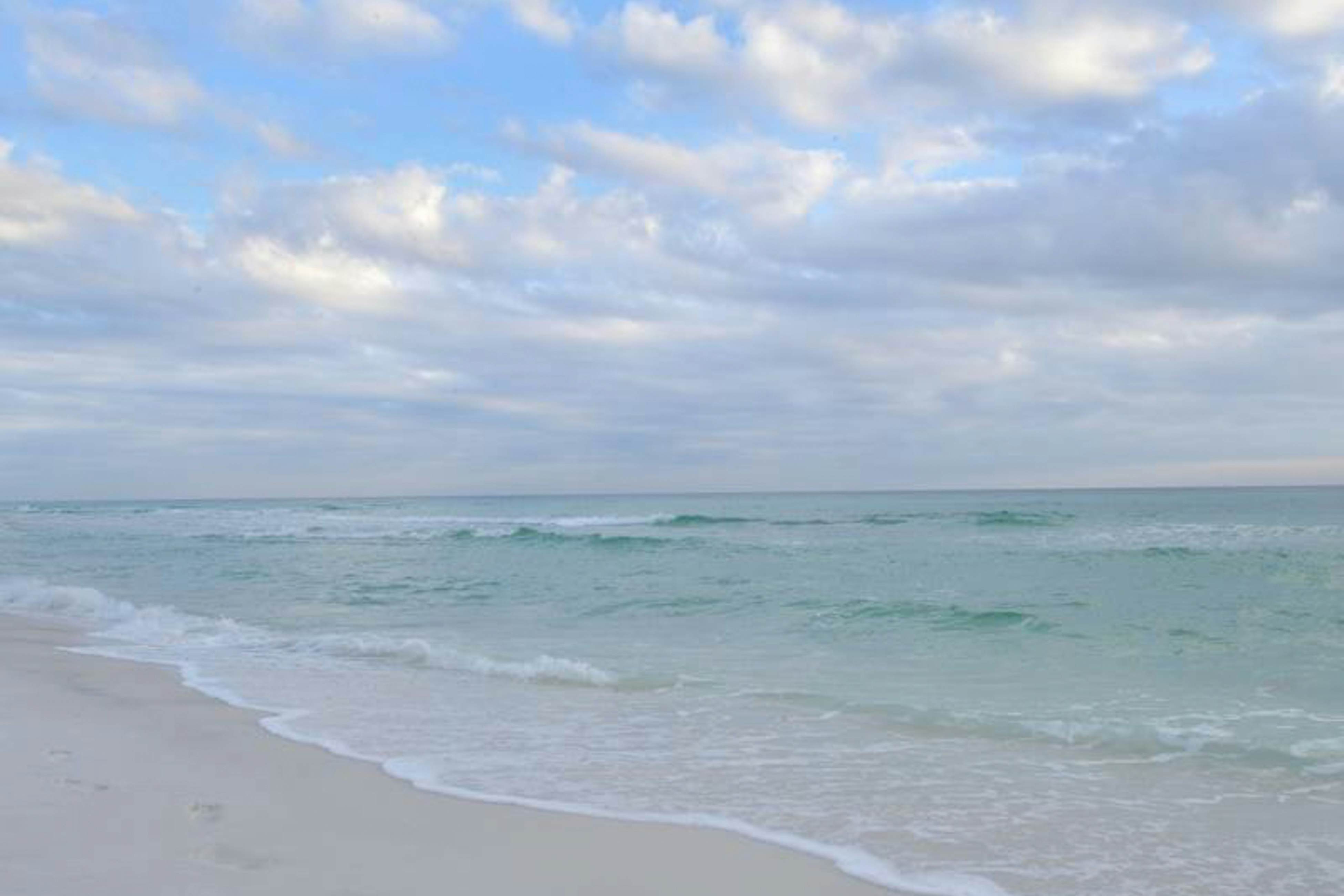 Beachfront Condo with Balcony Pool and Hot Tub