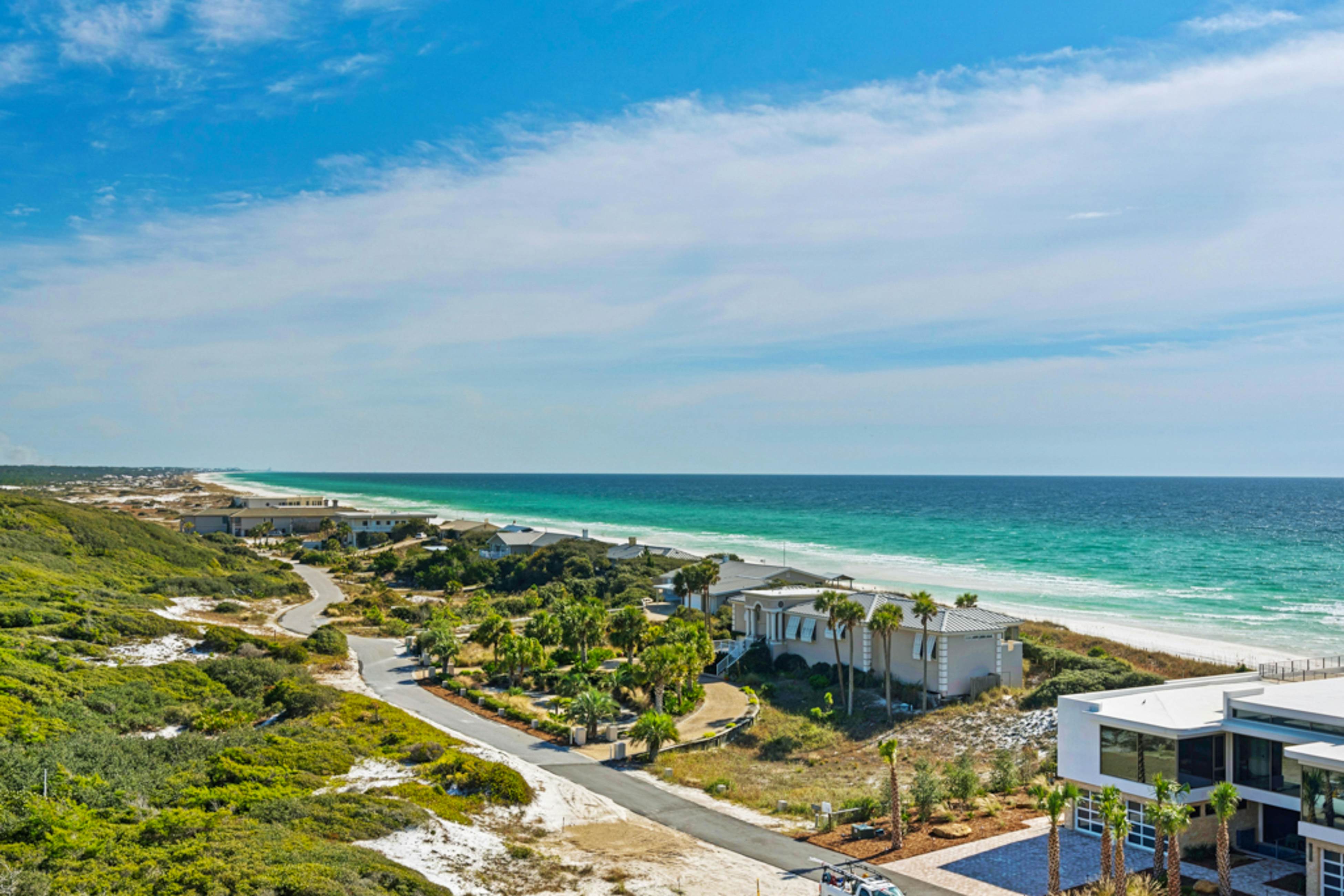 Beachfront Condo with Balcony Pool and Hot Tub