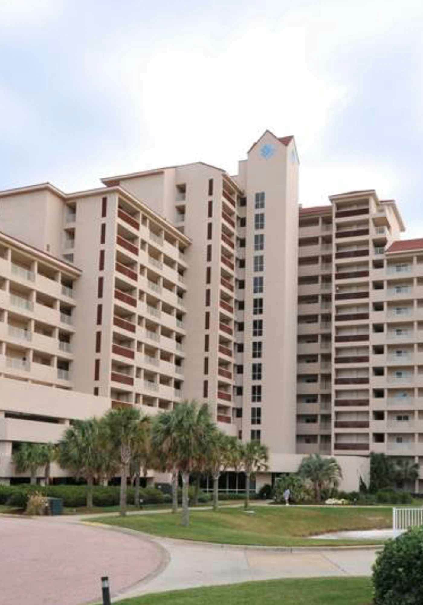 Beachfront Condo with Balcony Pool and Hot Tub