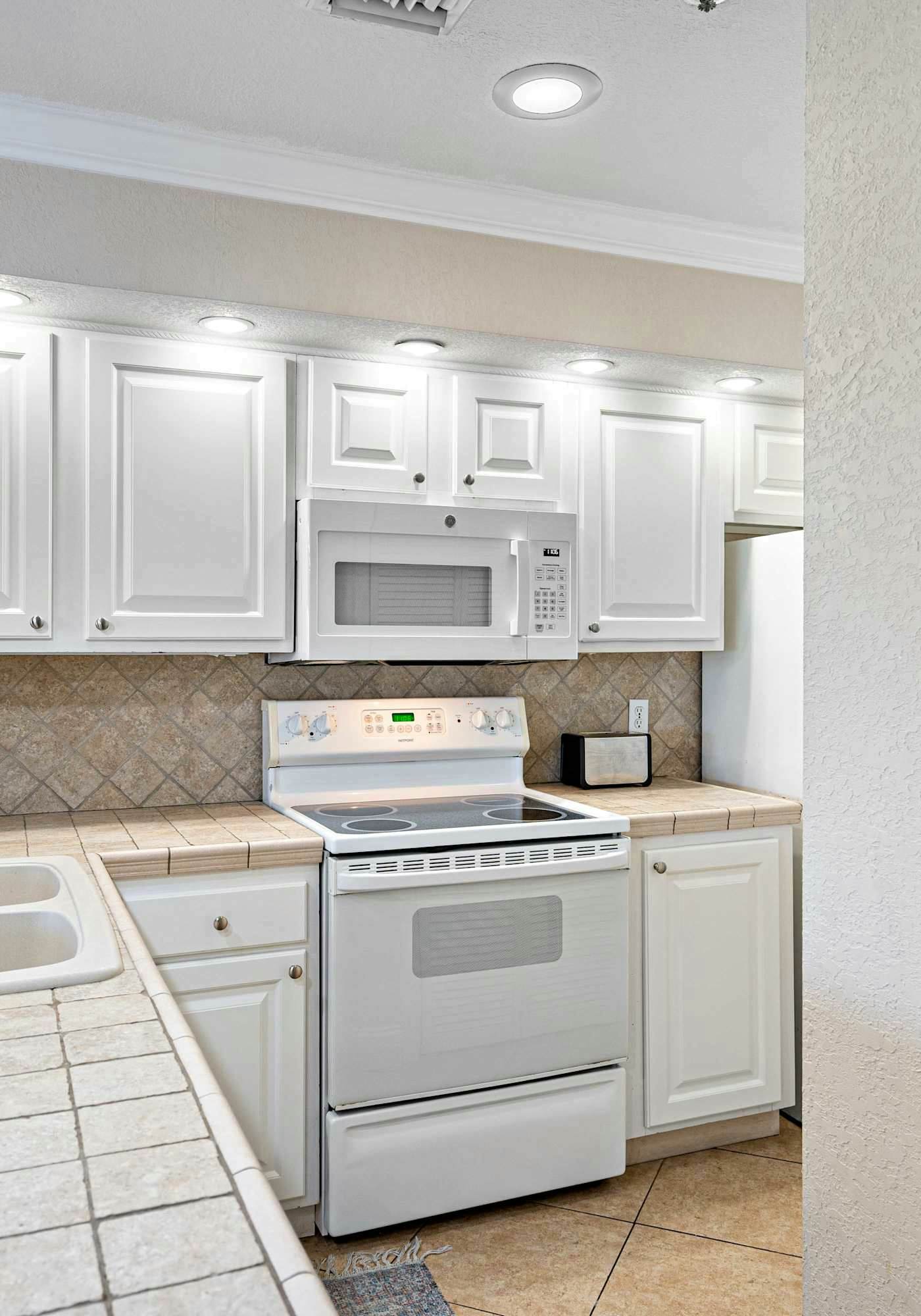 Beachfront Condo with Balcony Pool and Hot Tub