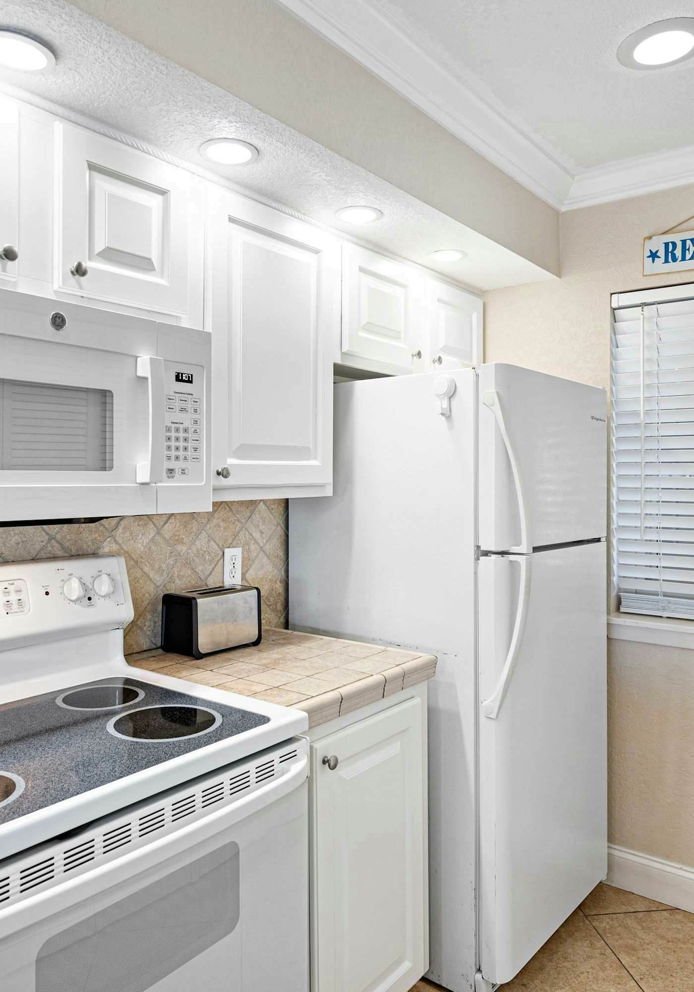 Beachfront Condo with Balcony Pool and Hot Tub