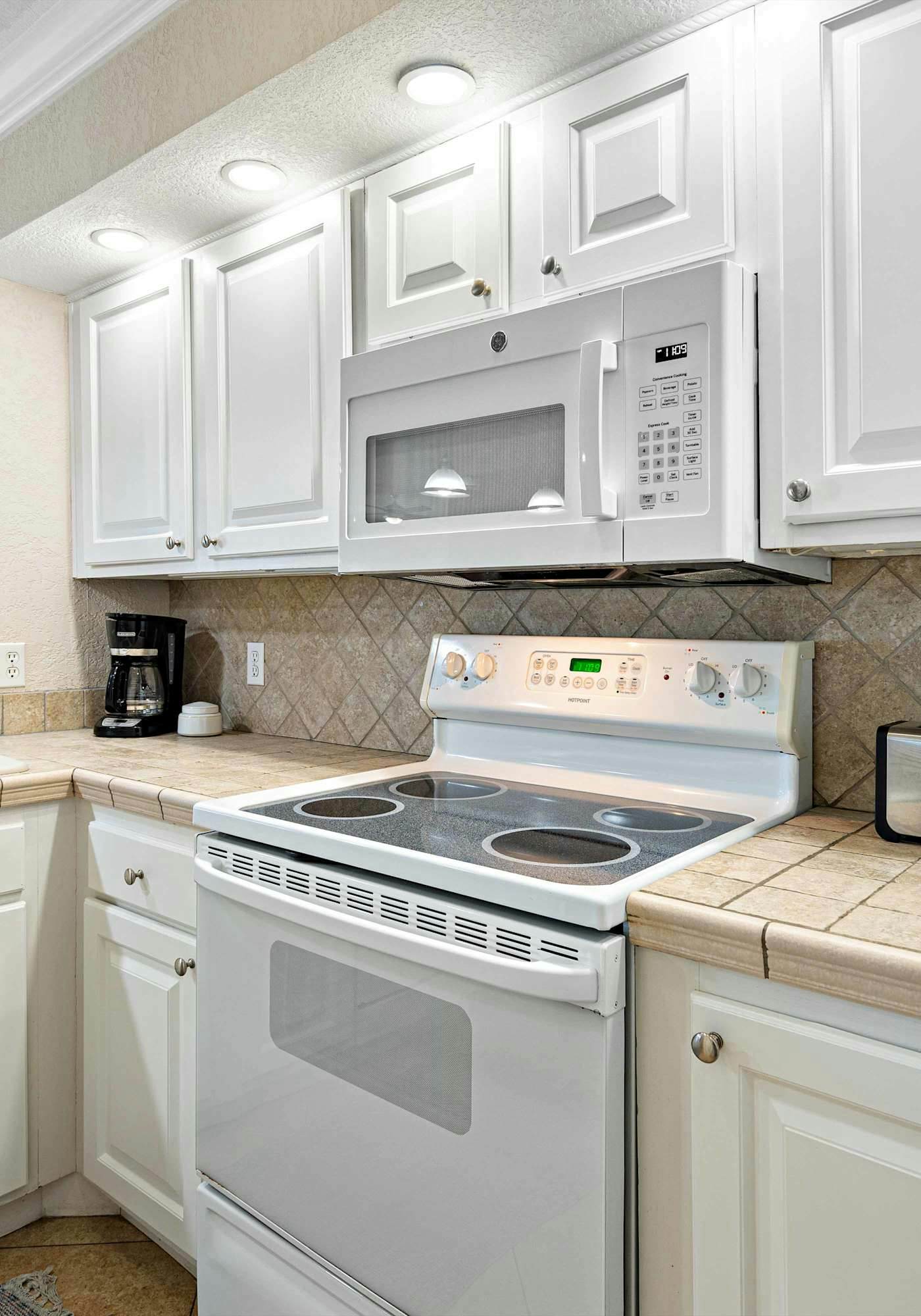 Beachfront Condo with Balcony Pool and Hot Tub