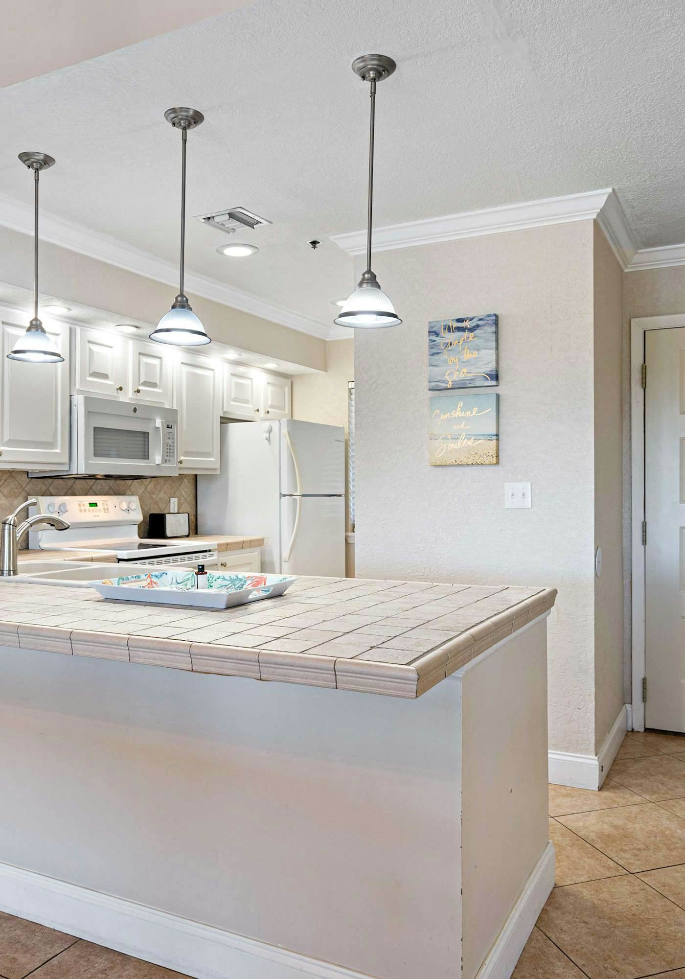 Beachfront Condo with Balcony Pool and Hot Tub