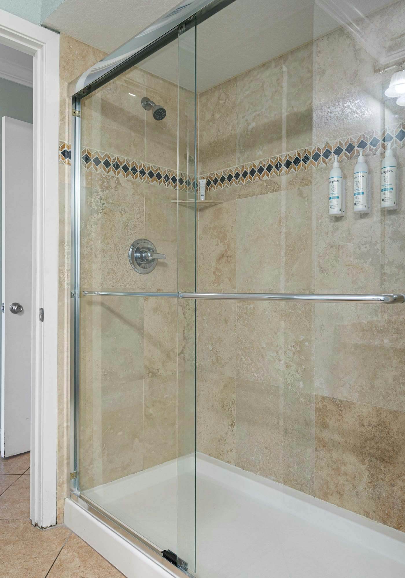 Beachfront Condo with Balcony Pool and Hot Tub