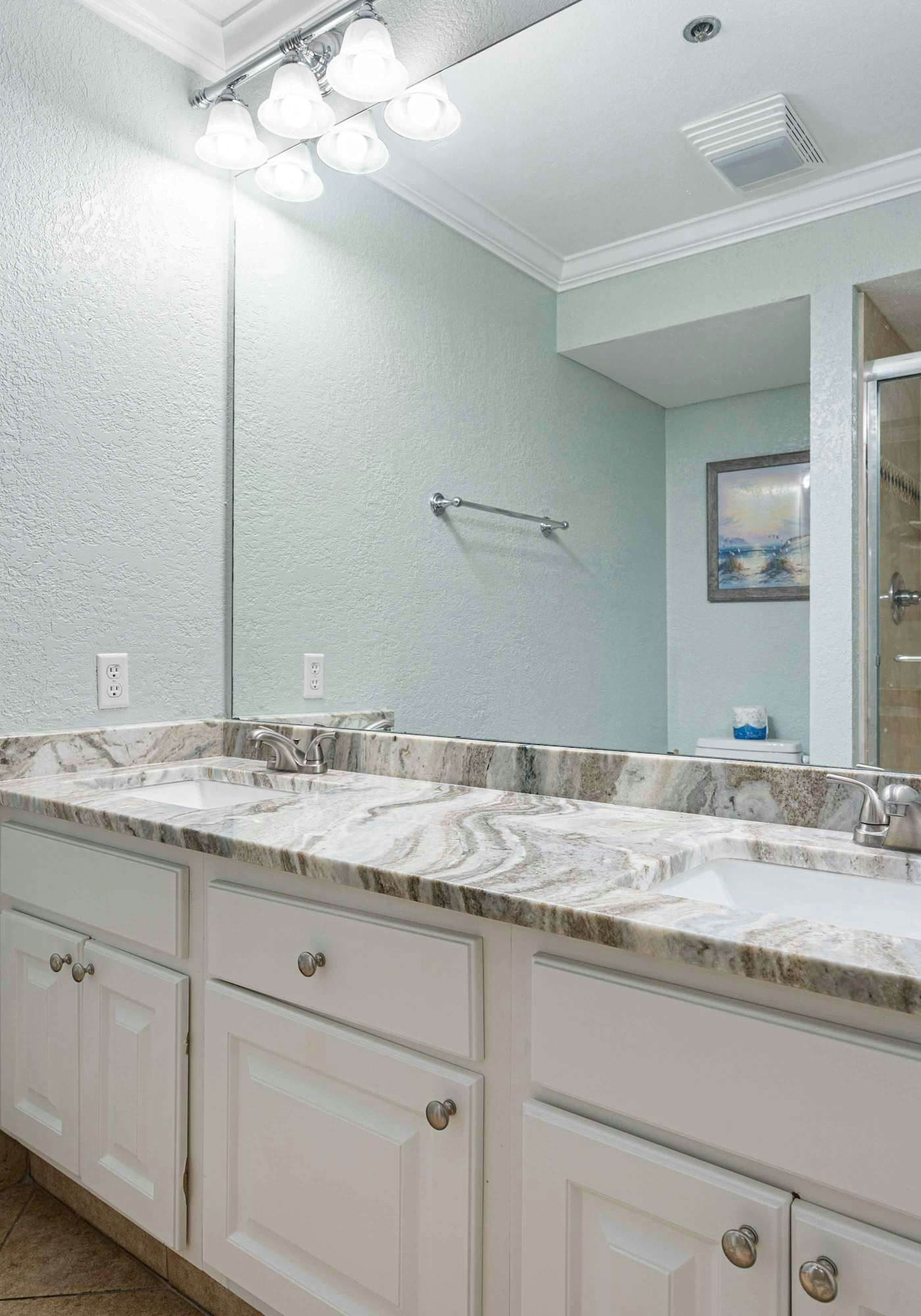 Beachfront Condo with Balcony Pool and Hot Tub