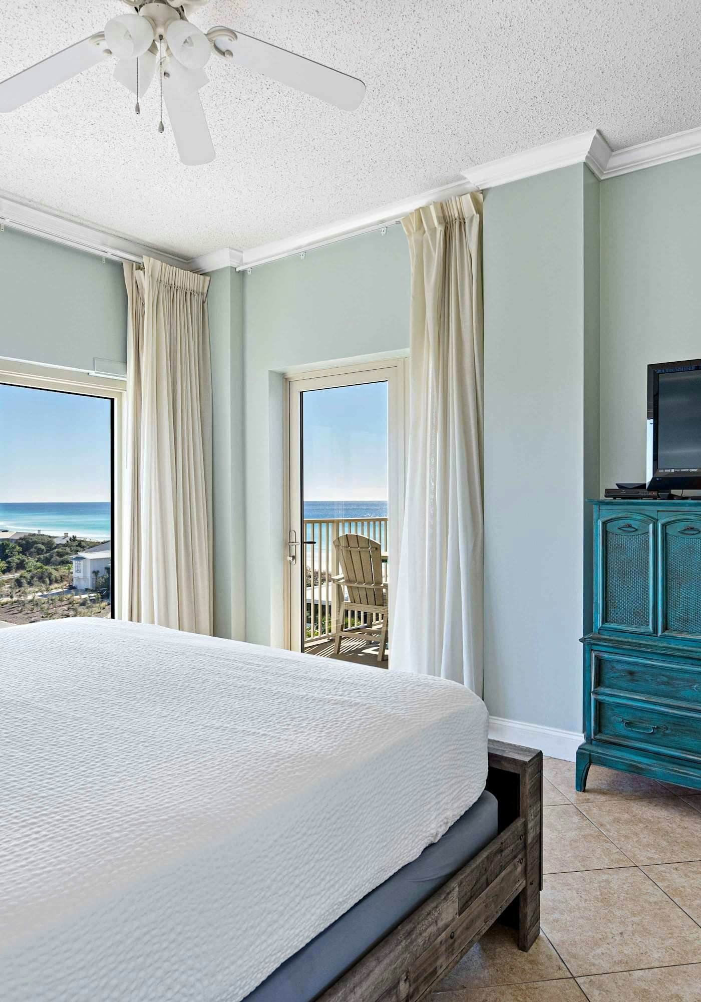 Beachfront Condo with Balcony Pool and Hot Tub