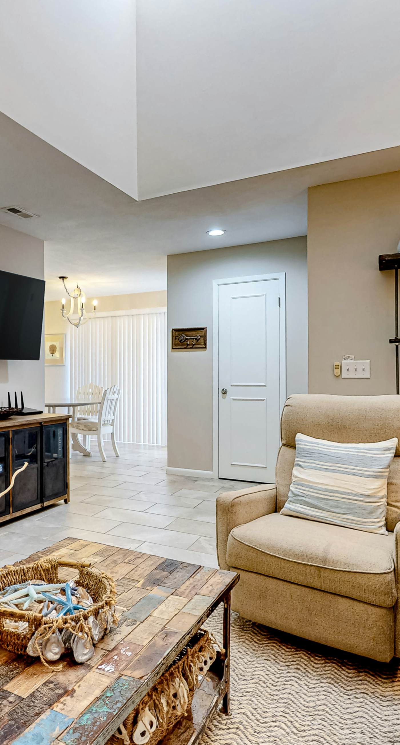 Bright Resort Condo with Pools Hot Tub and Gym