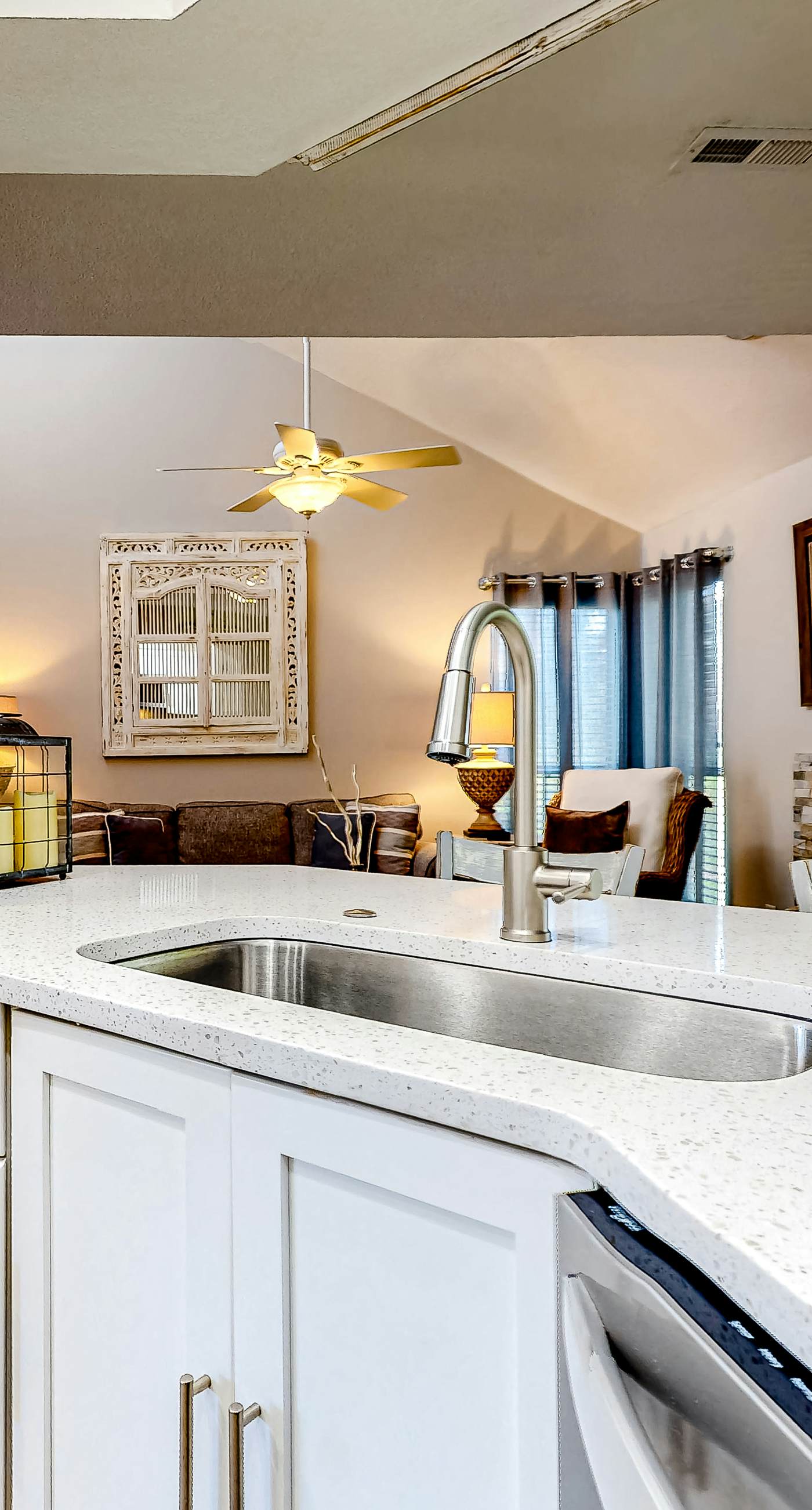 Bright Resort Condo with Pools Hot Tub and Gym