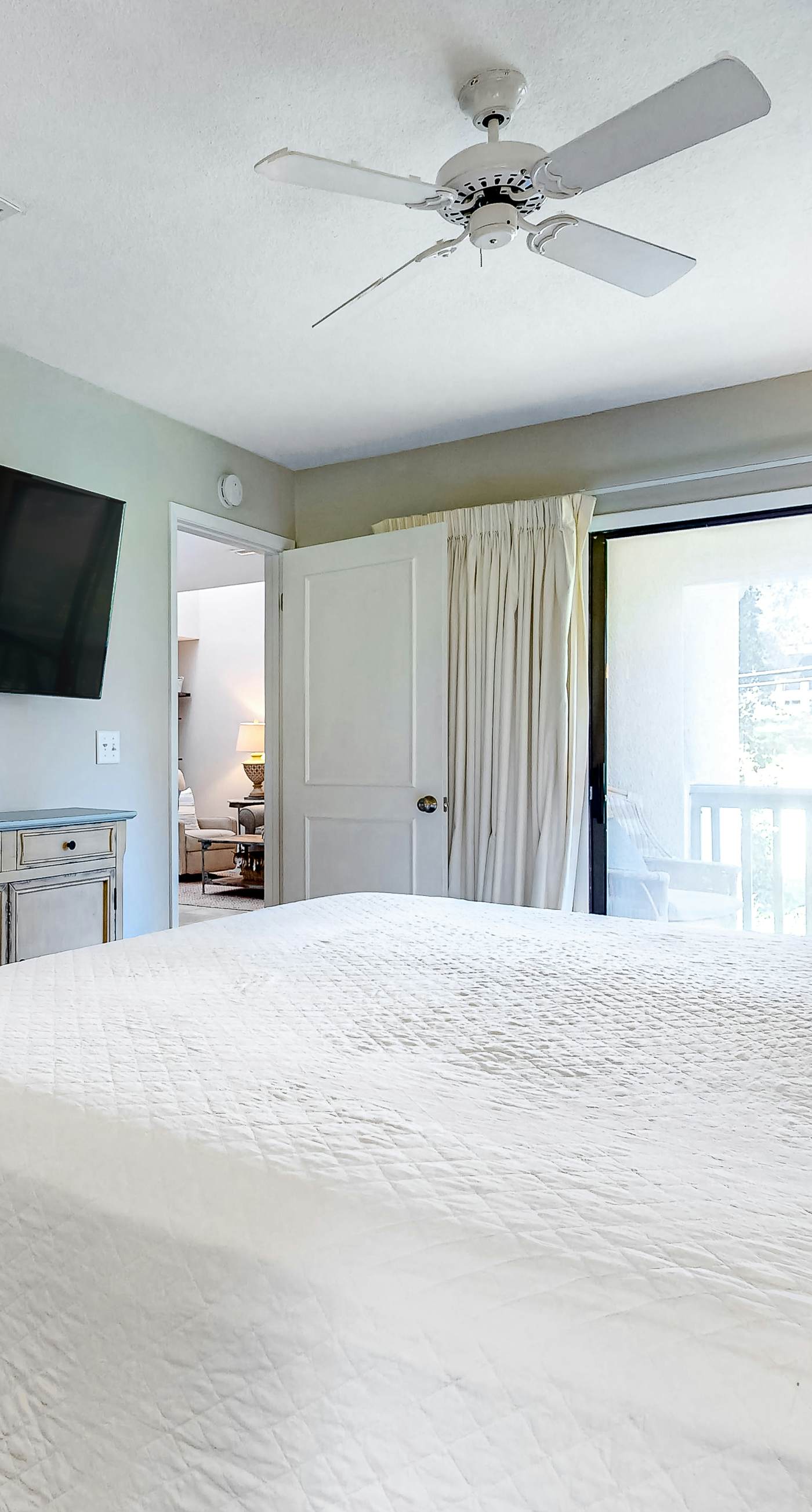 Bright Resort Condo with Pools Hot Tub and Gym