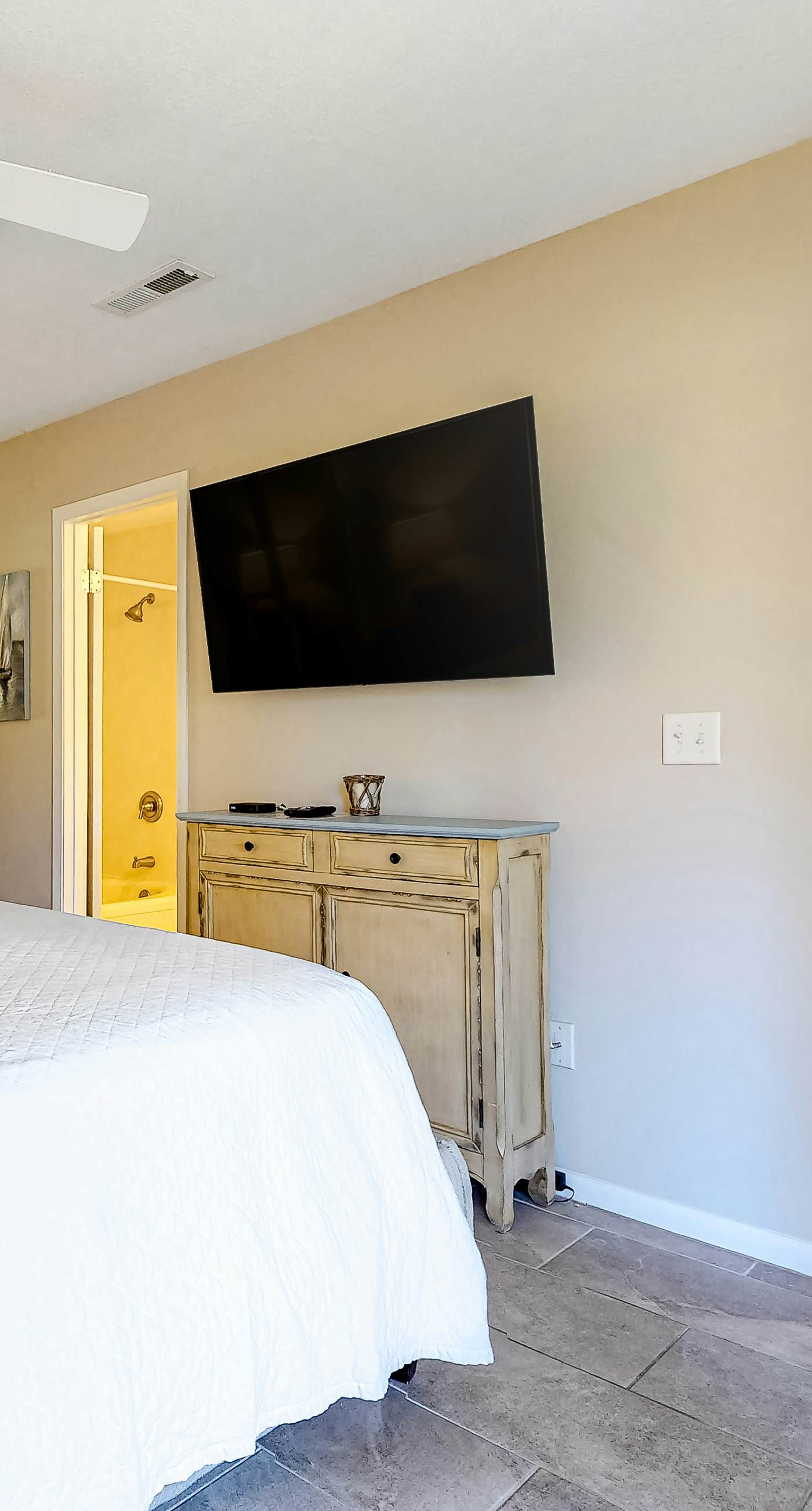 Bright Resort Condo with Pools Hot Tub and Gym