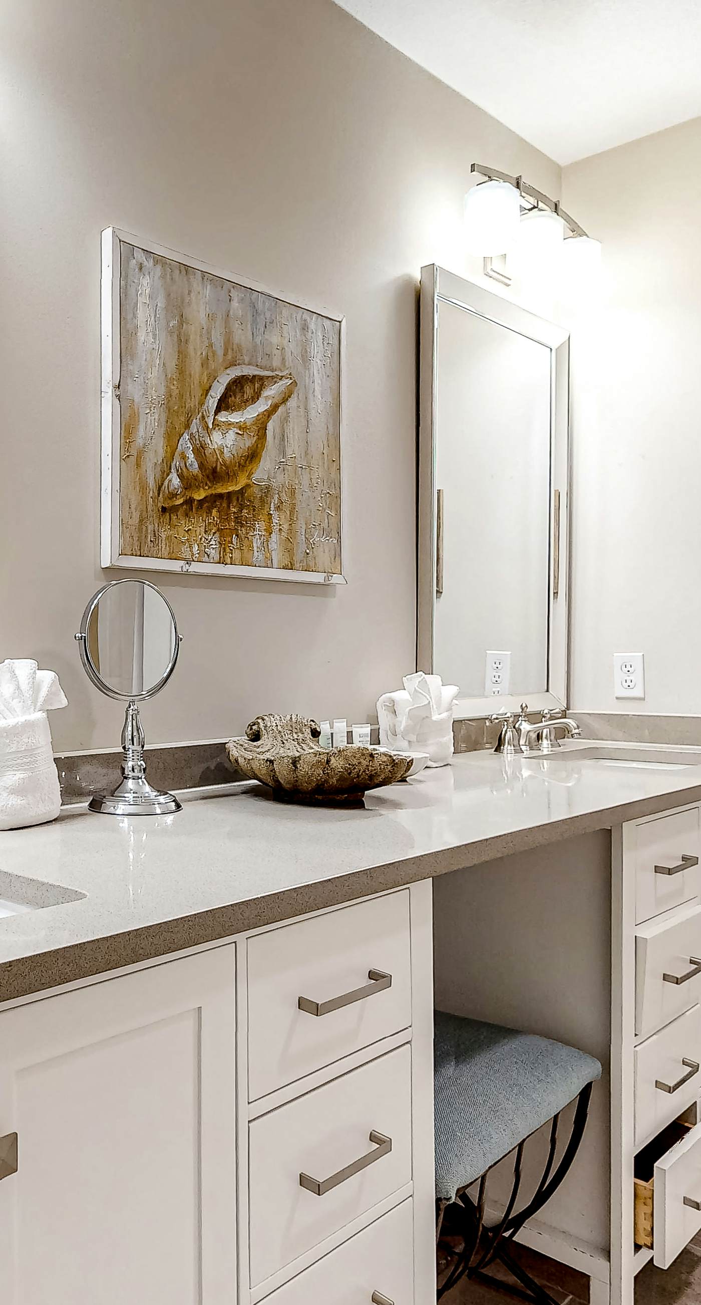 Bright Resort Condo with Pools Hot Tub and Gym