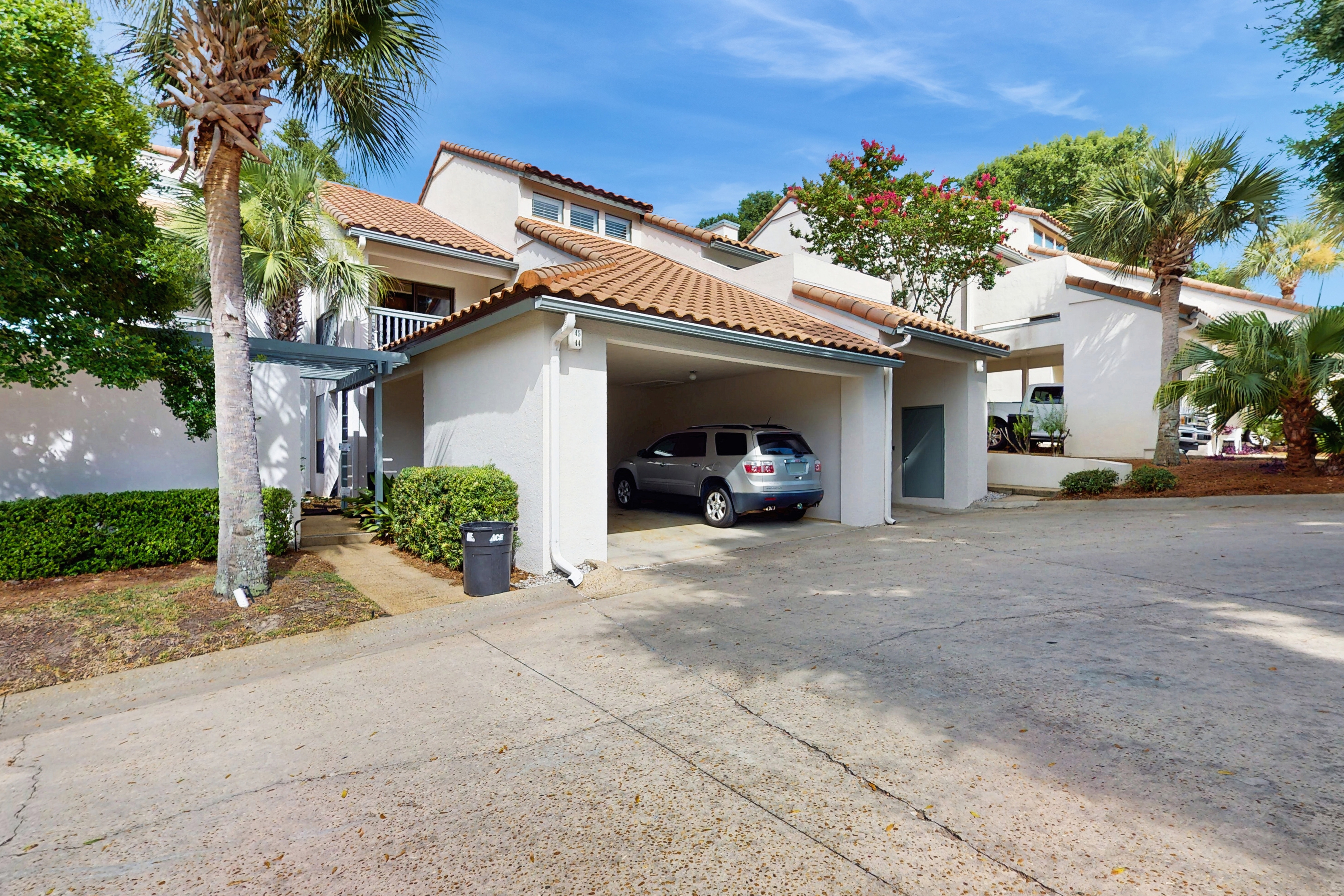 Cozy Tennis Village Condo Near Beach