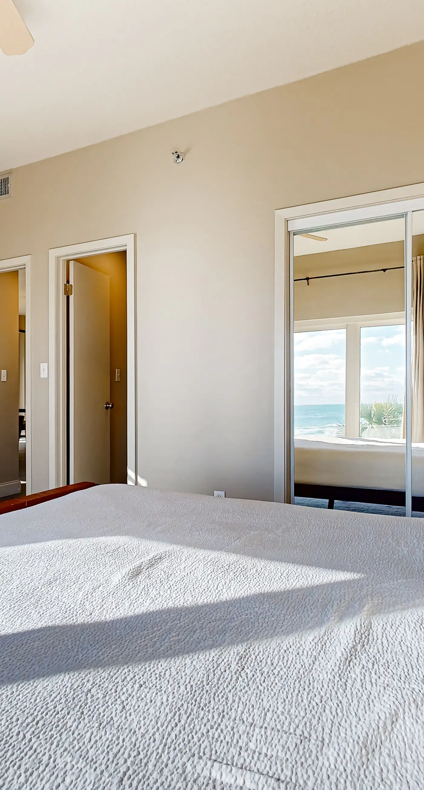 Oceanview Condo with Pool Hot Tub and Gym