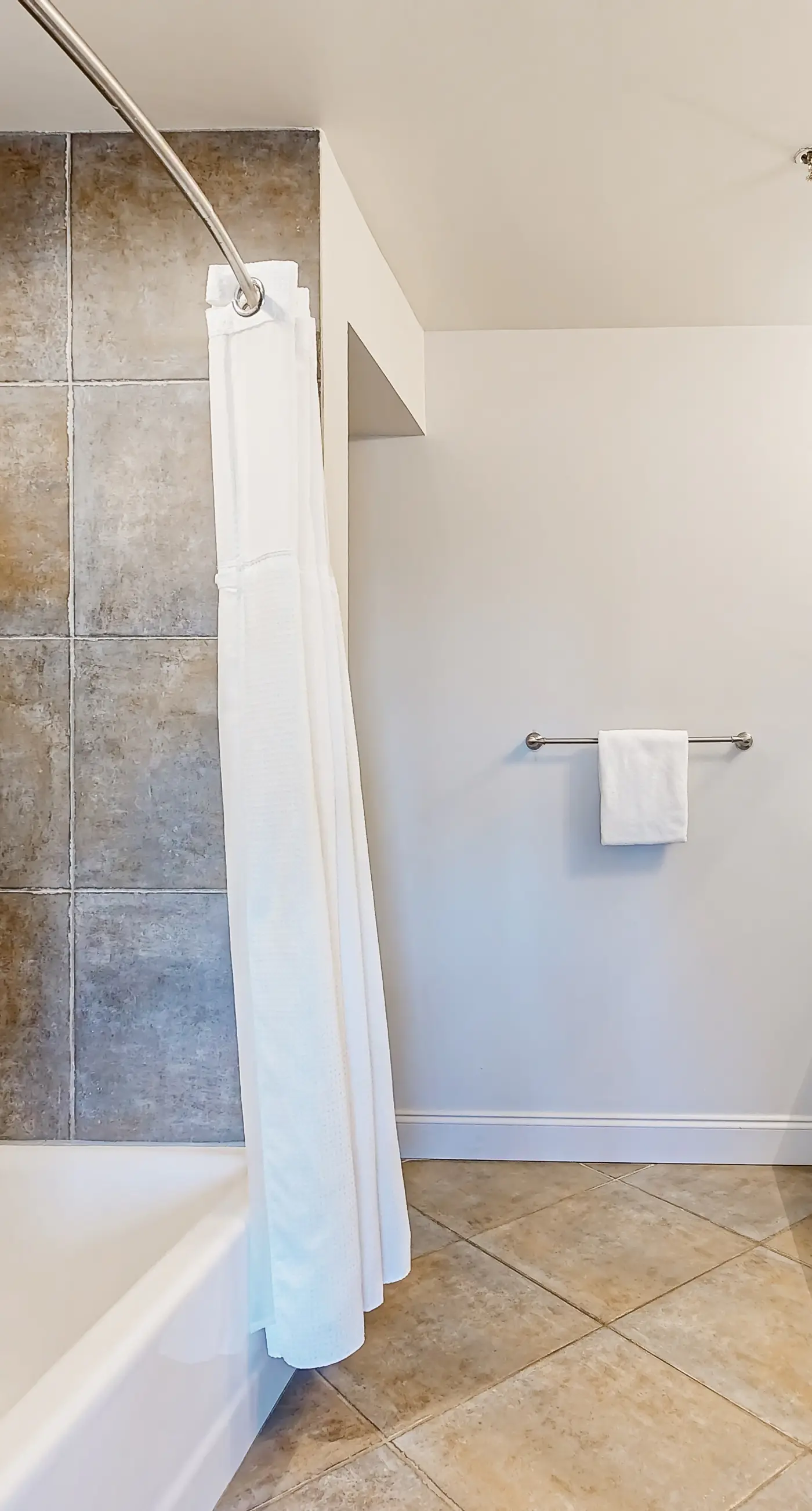 Oceanview Condo with Pool Hot Tub and Gym