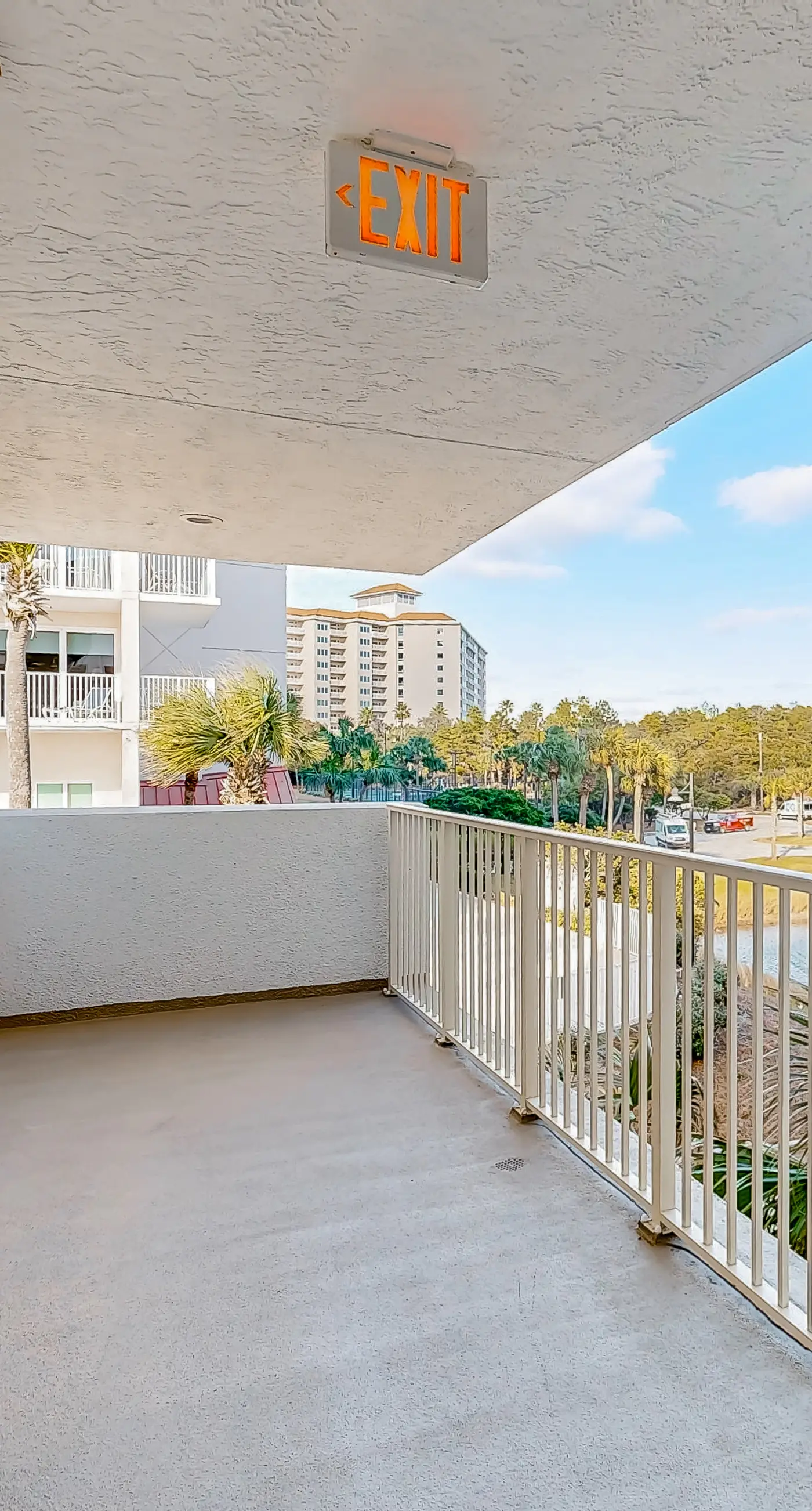Oceanview Condo with Pool Hot Tub and Gym