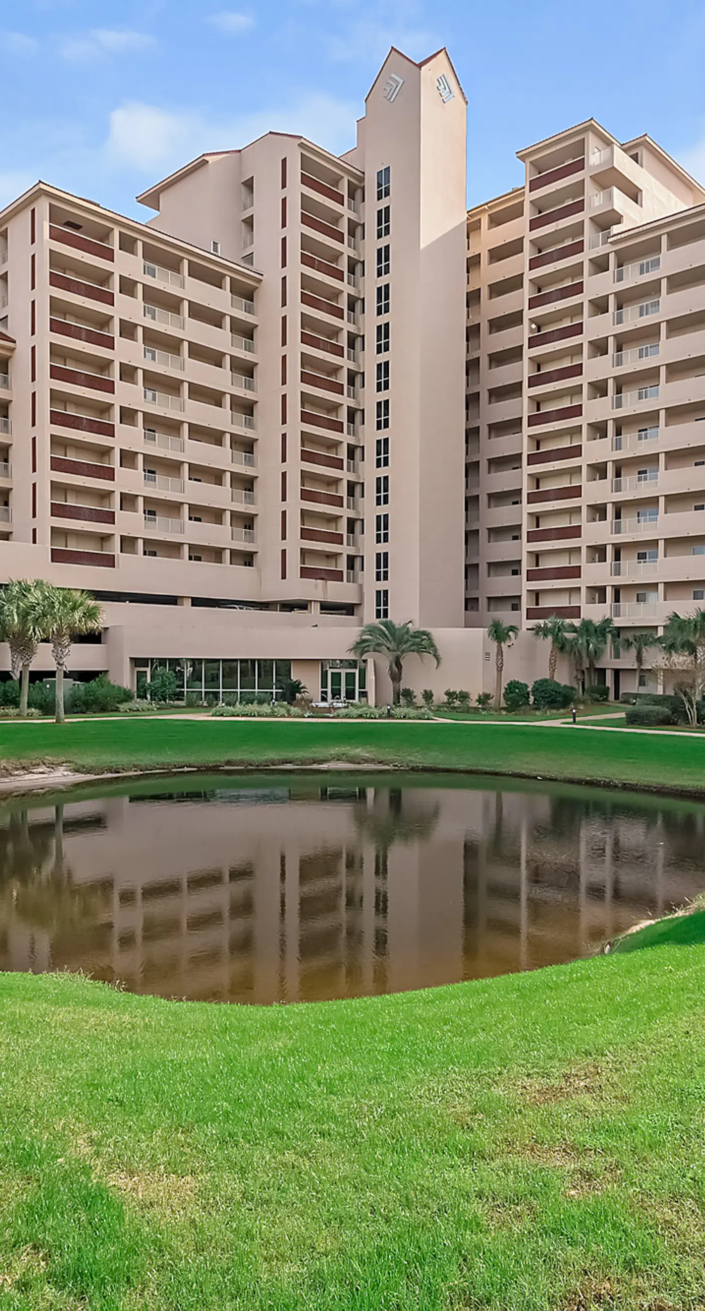 Oceanview Condo with Pool Hot Tub and Gym