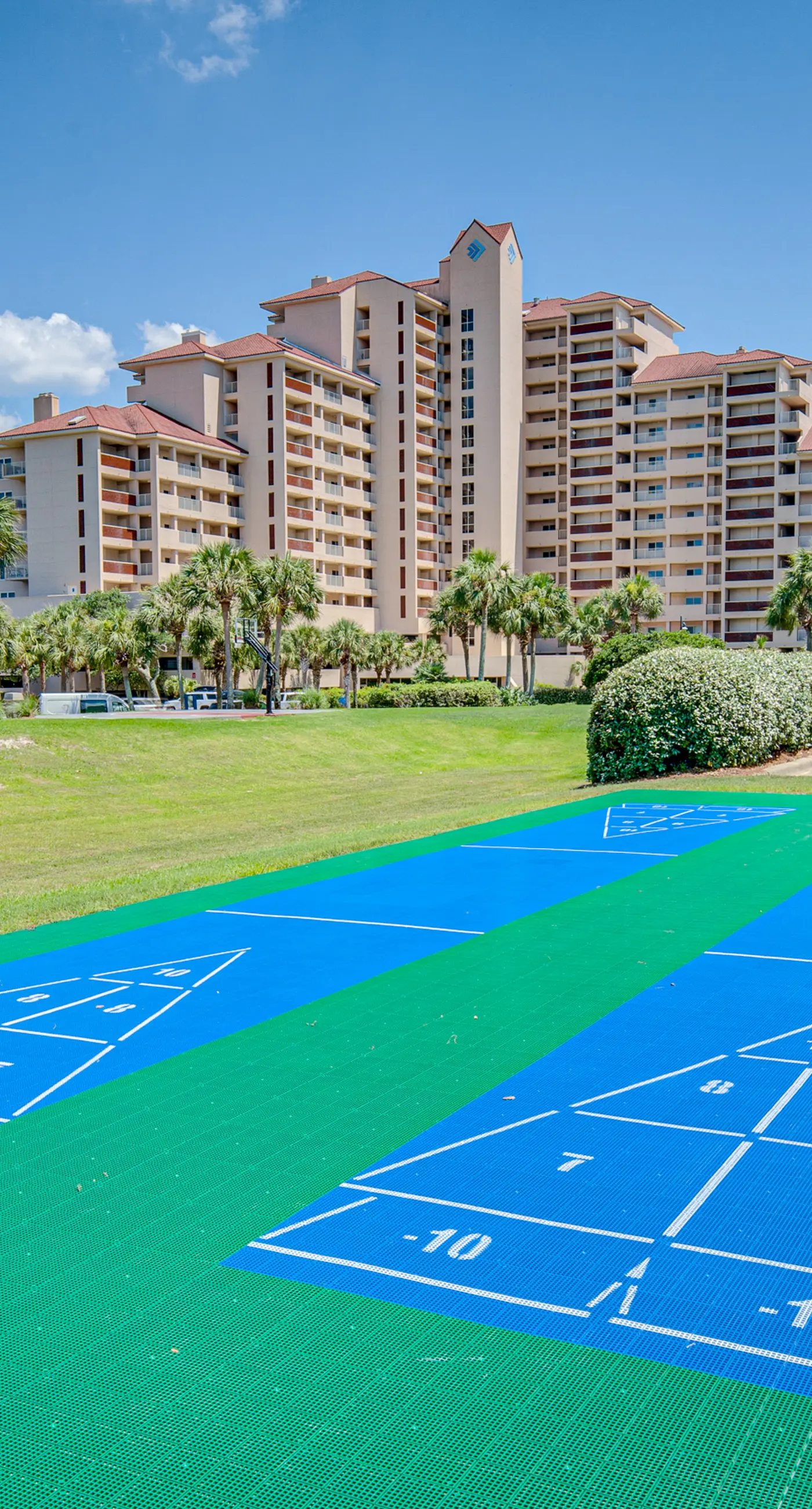 Spacious Condo with Pool and Resort Amenities