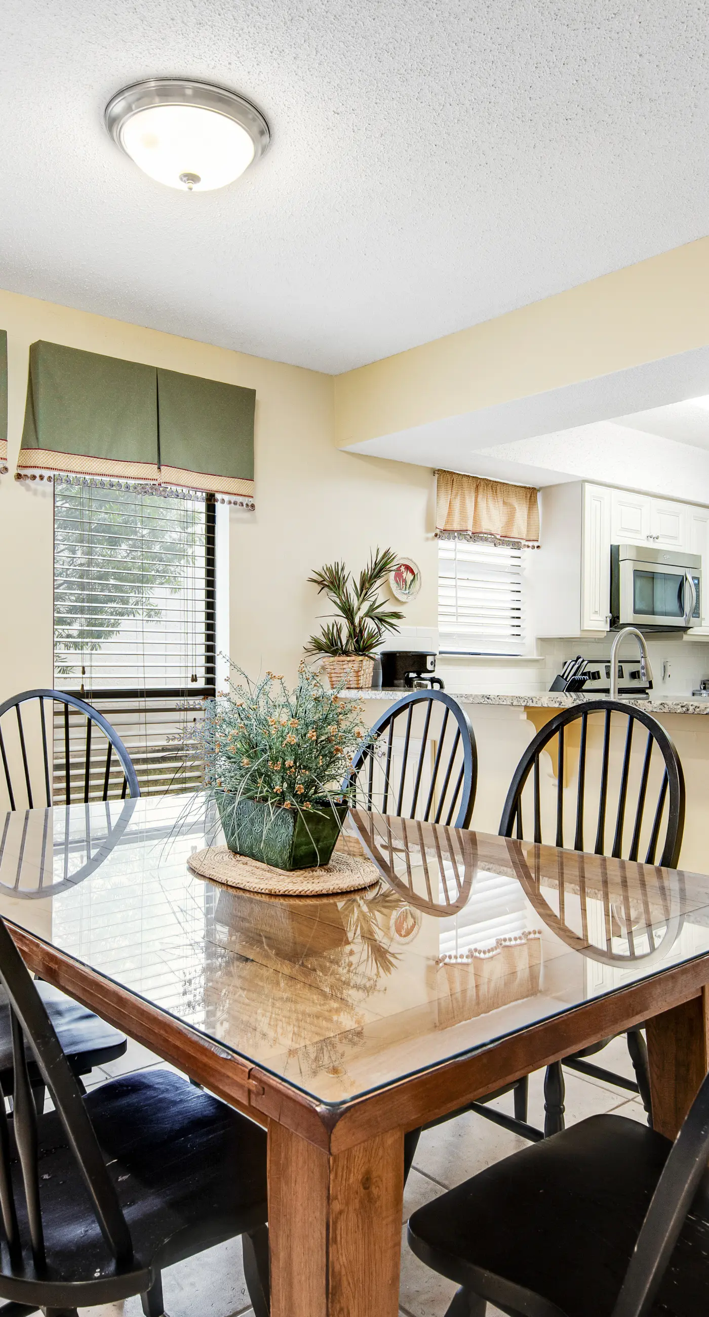 2BR villa: steps to beach & tennis courts
