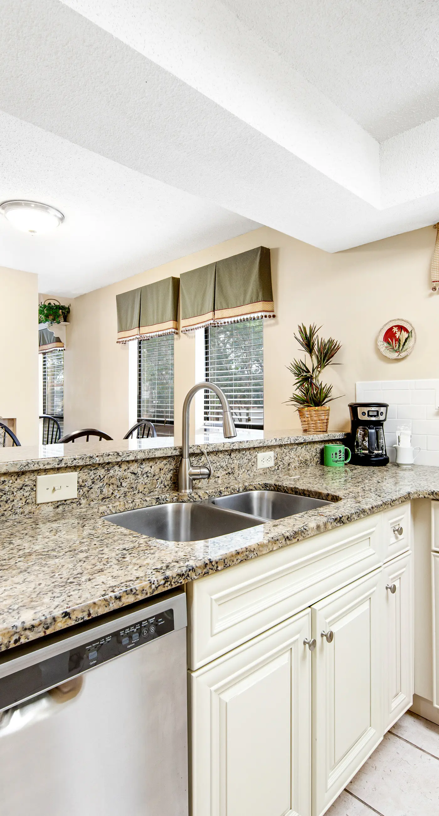 2BR villa: steps to beach & tennis courts