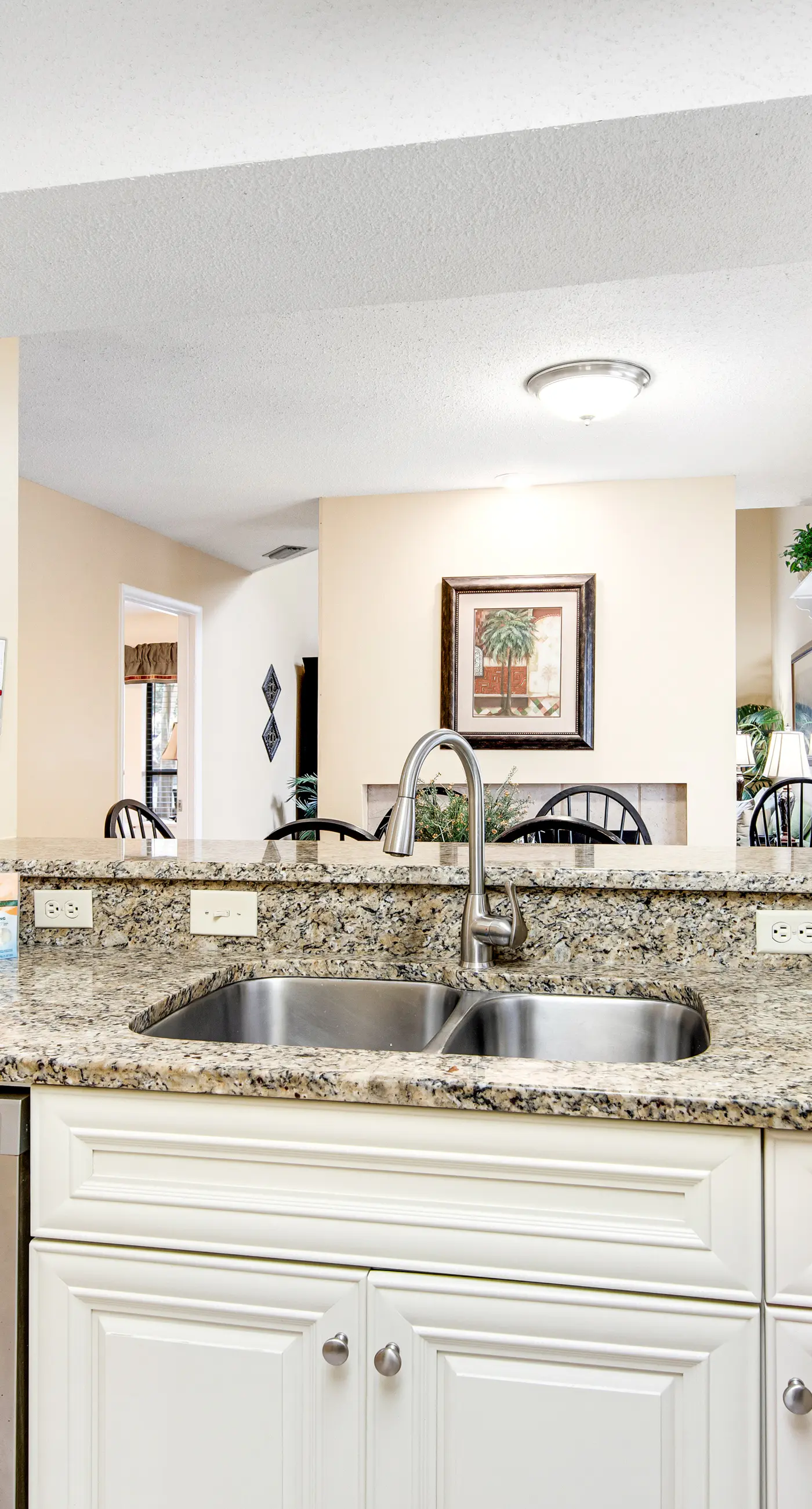 2BR villa: steps to beach & tennis courts