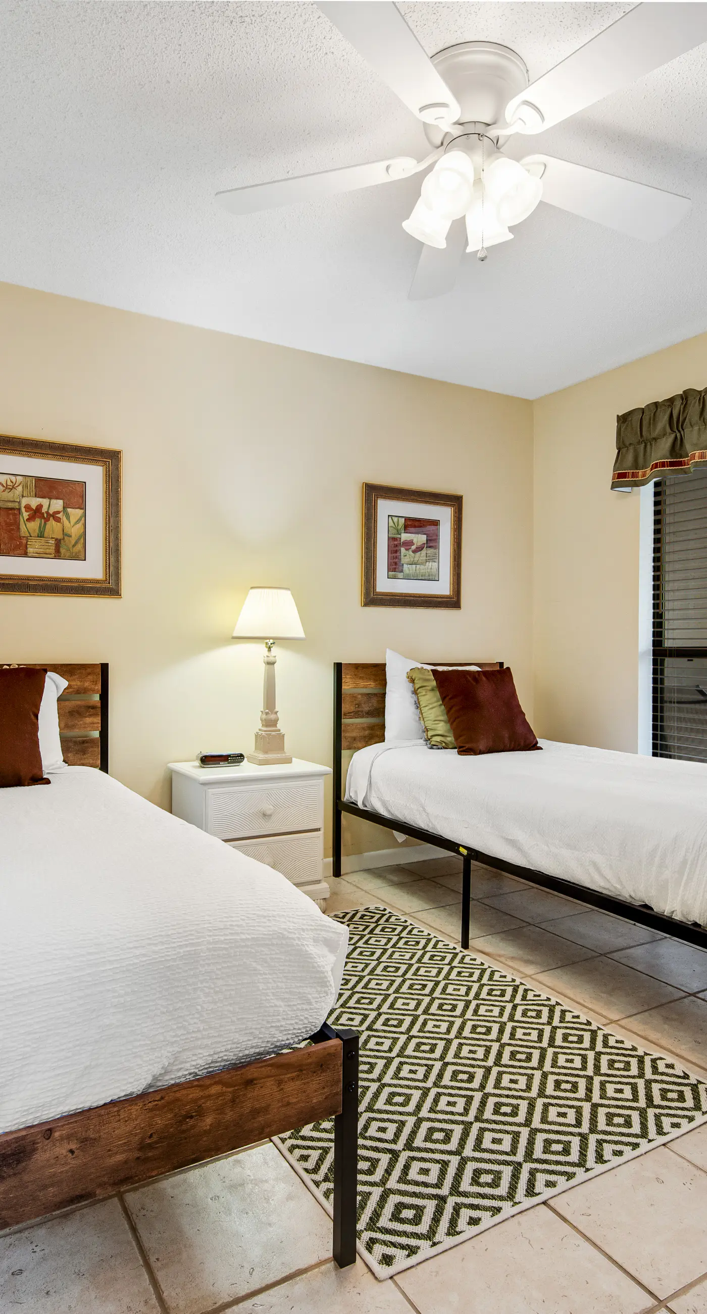 2BR villa: steps to beach & tennis courts