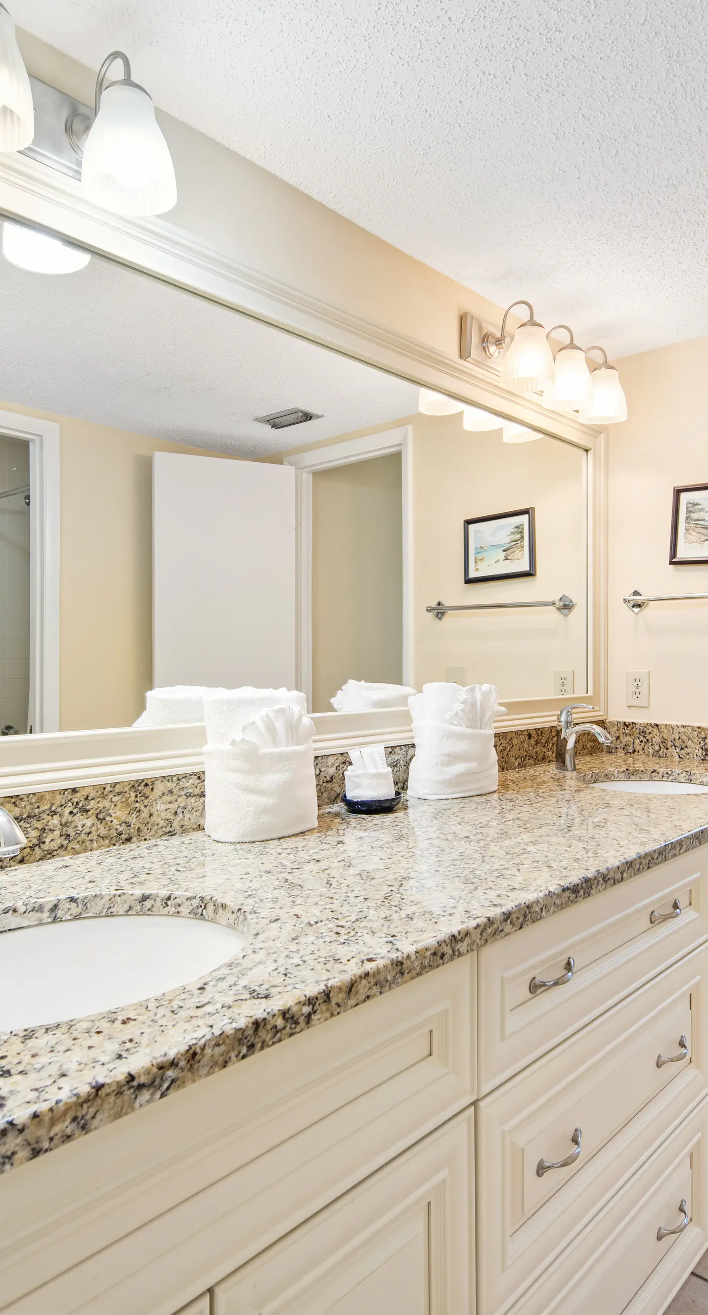 2BR villa: steps to beach & tennis courts