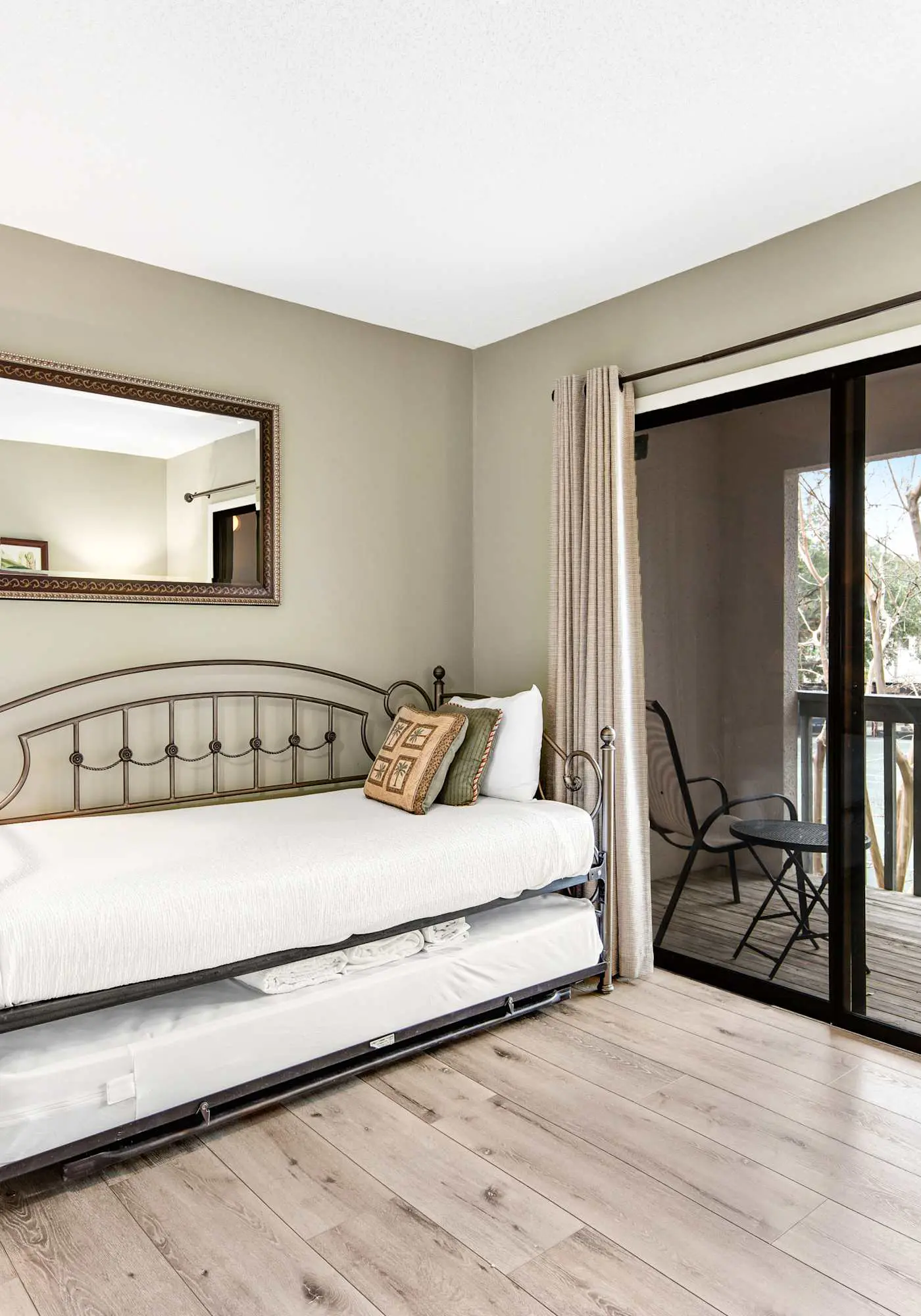 2BR villa: steps to beach & tennis courts