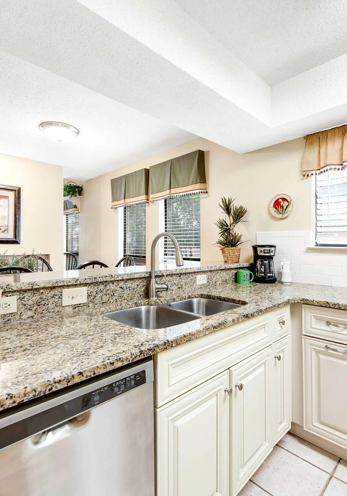 2BR villa: steps to beach & tennis courts