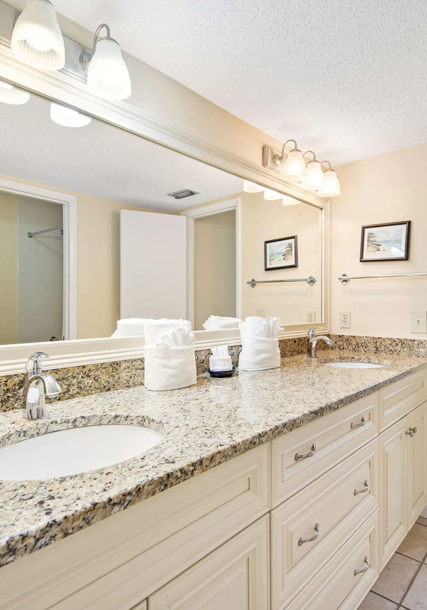 2BR villa: steps to beach & tennis courts