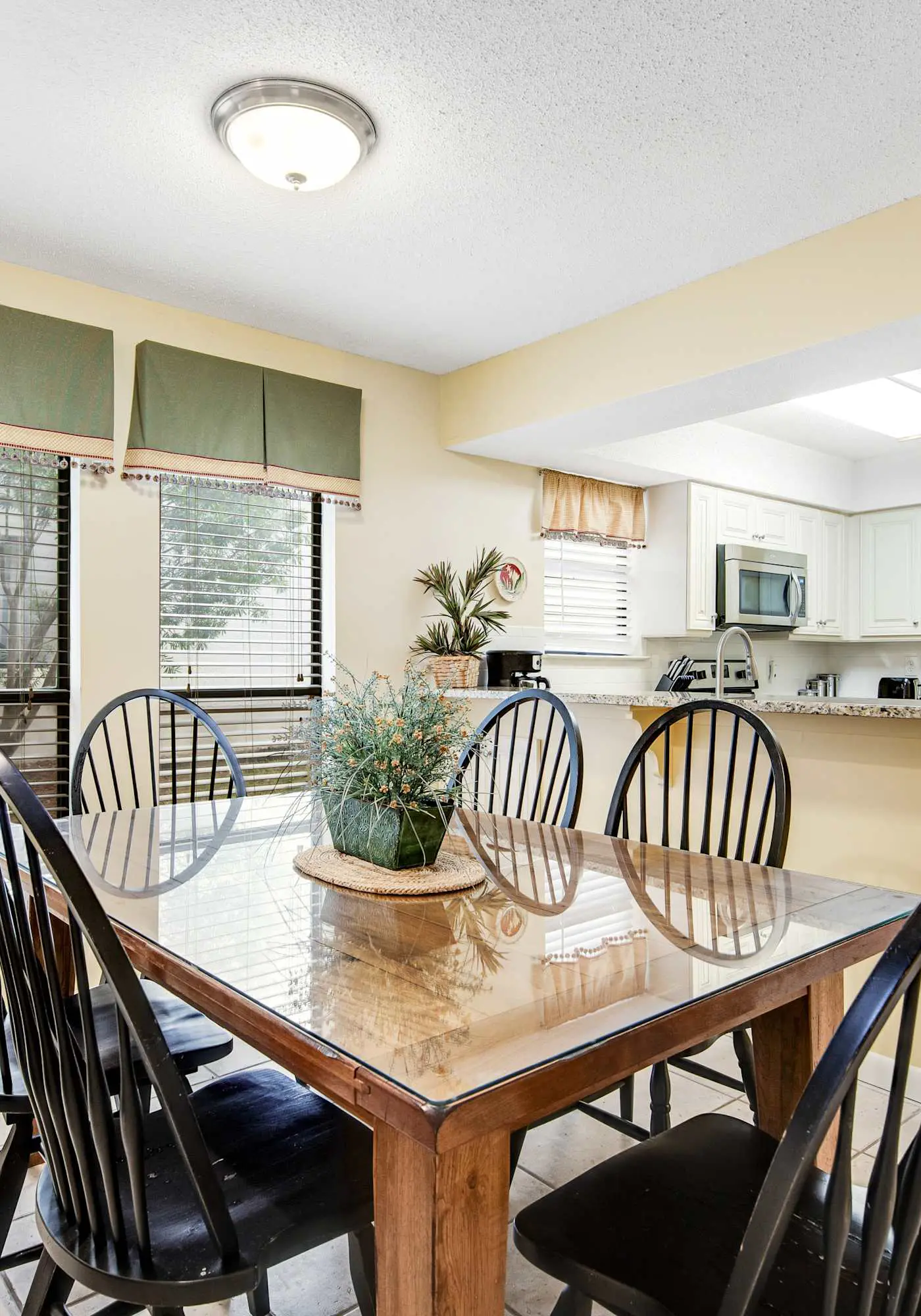 2BR villa: steps to beach & tennis courts